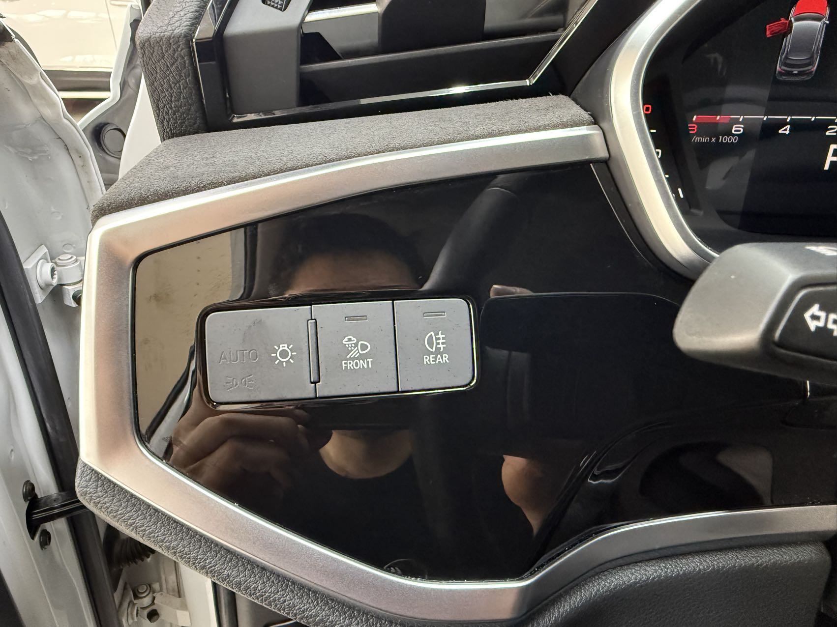 Audi Q3 2023 car image #9