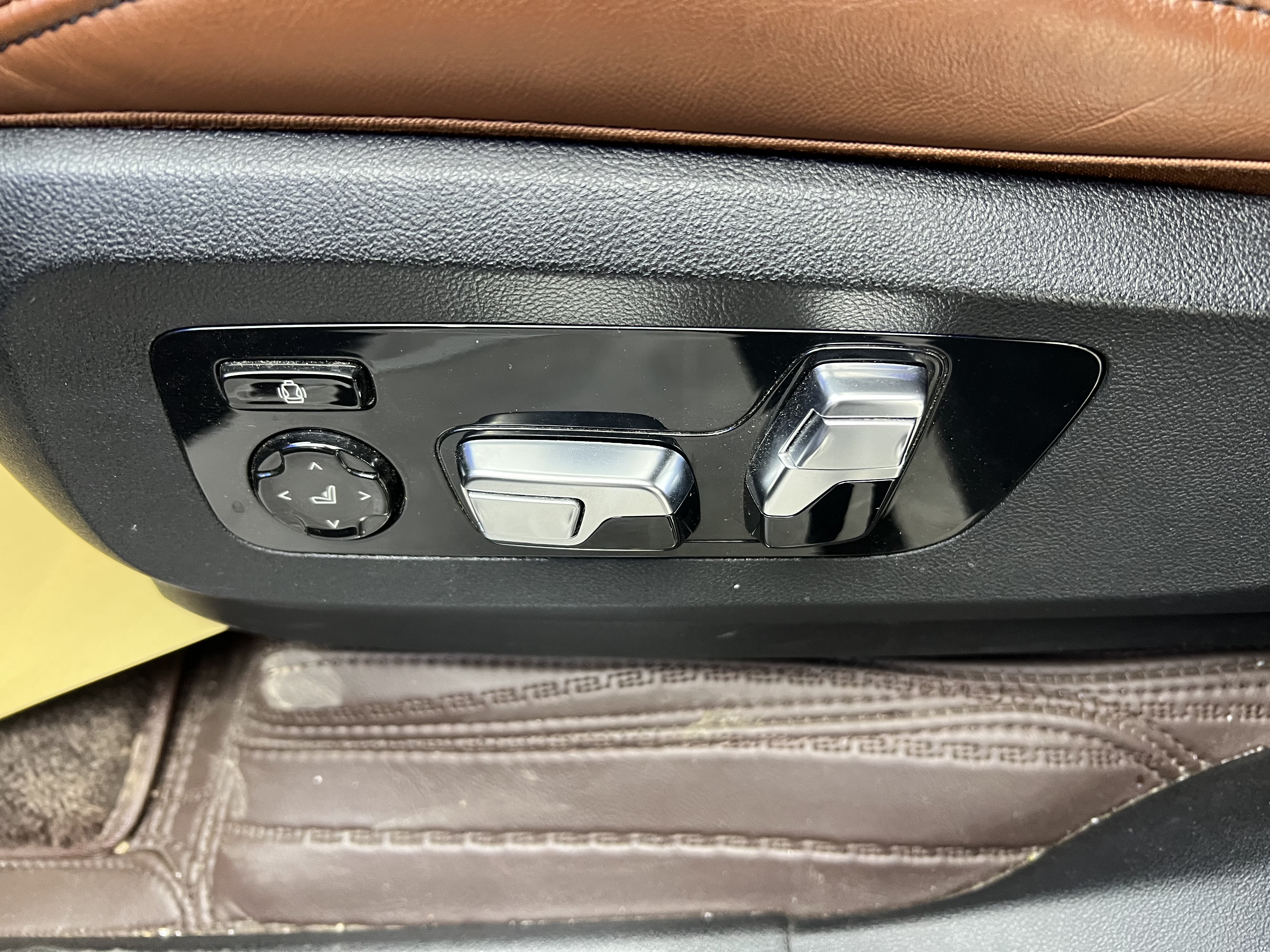 BMW X7 M60i 2023 immagine di auto #9