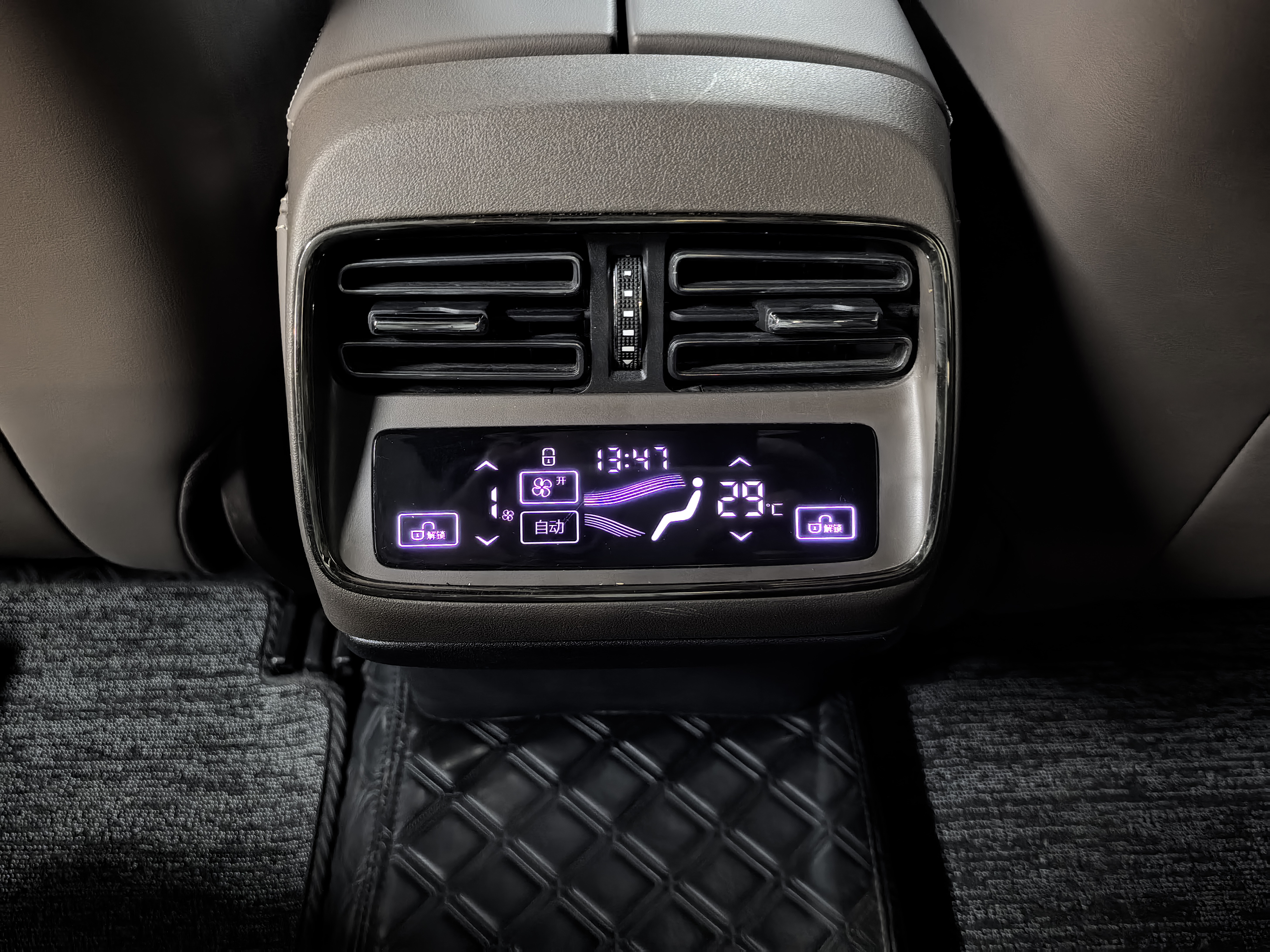 BYD e9 2023 car image #9