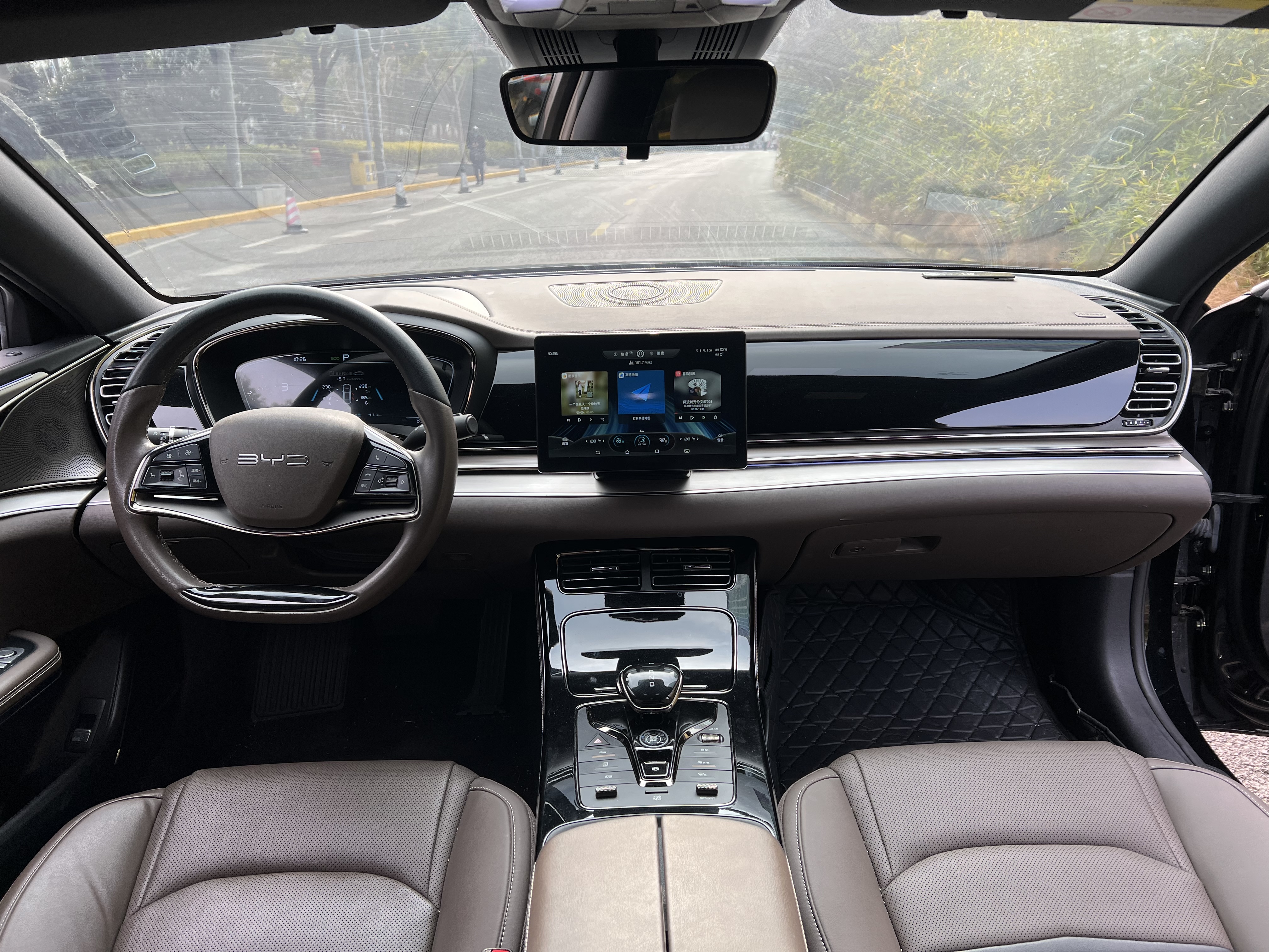 BYD e9 2022 car image #9