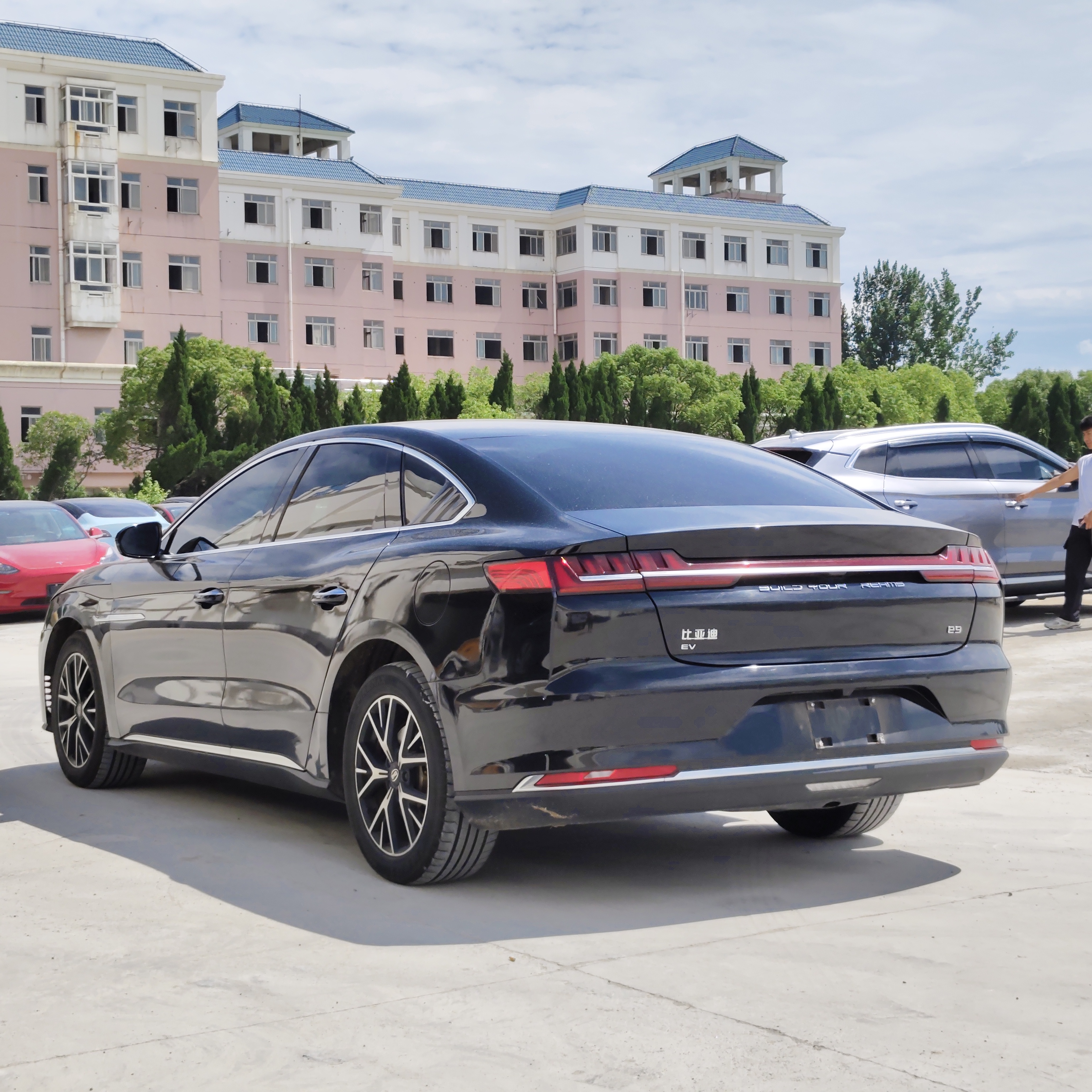 BYD e9 2022 car image #9