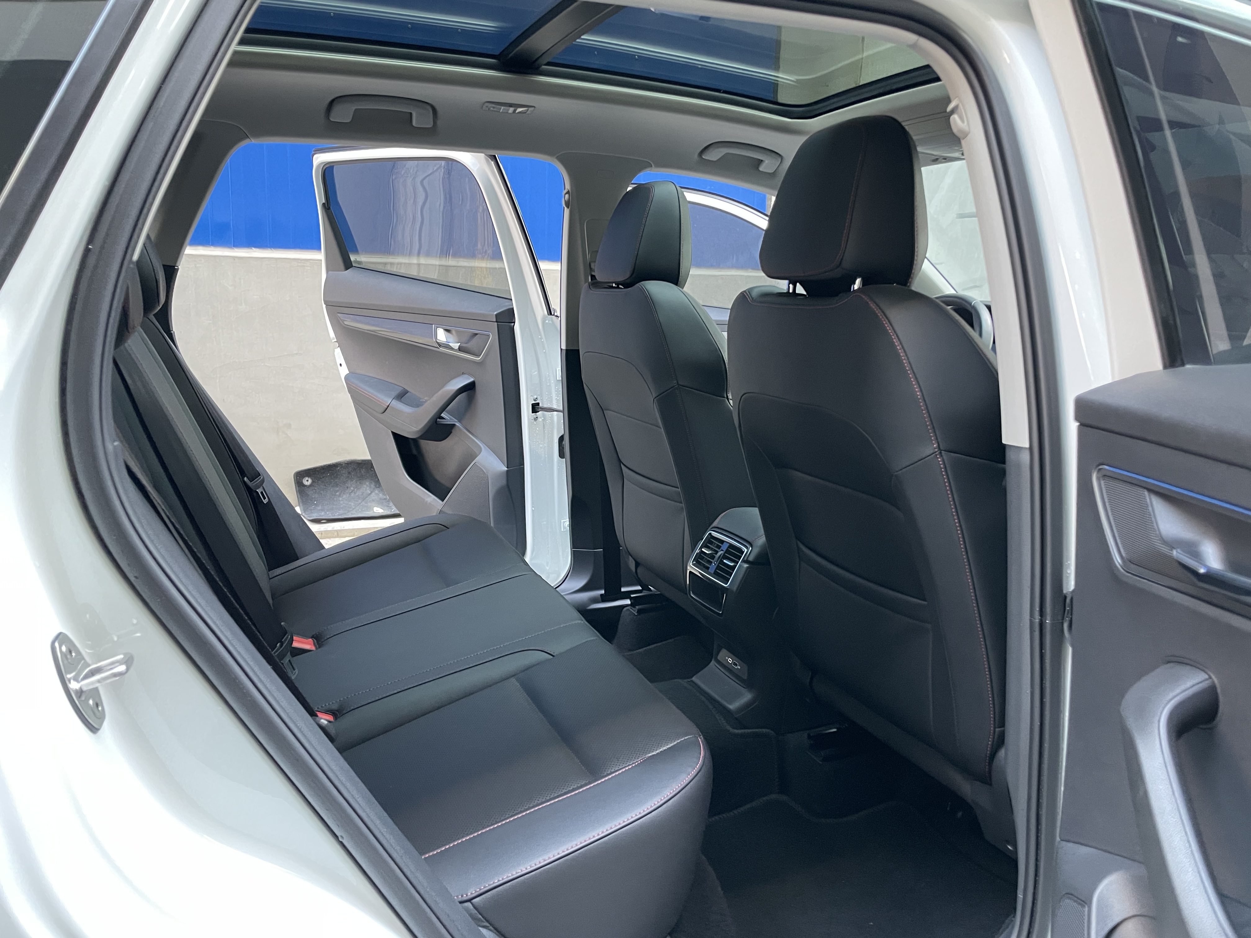 Skoda Karoq 2023 изображение автомобиля #9