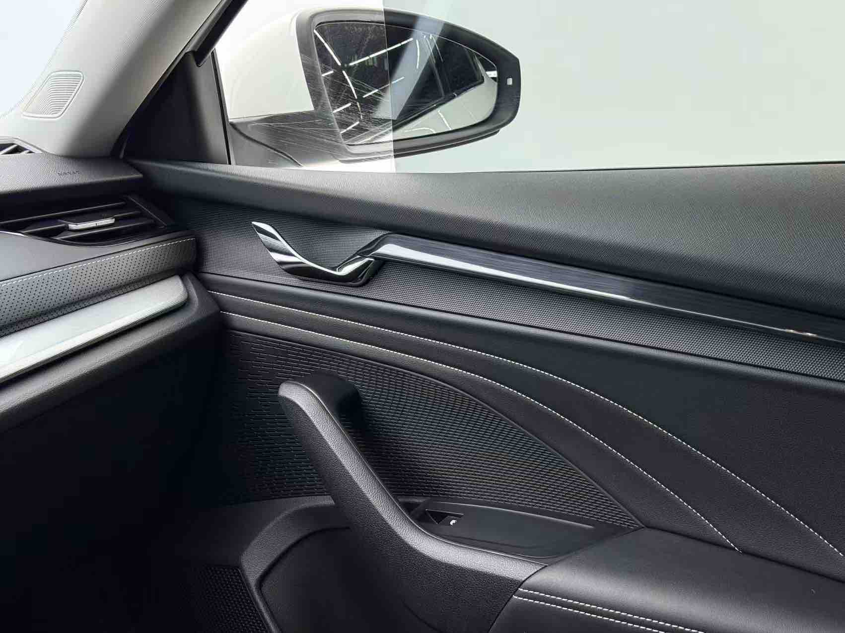 Skoda Octavia 2023 car image #9