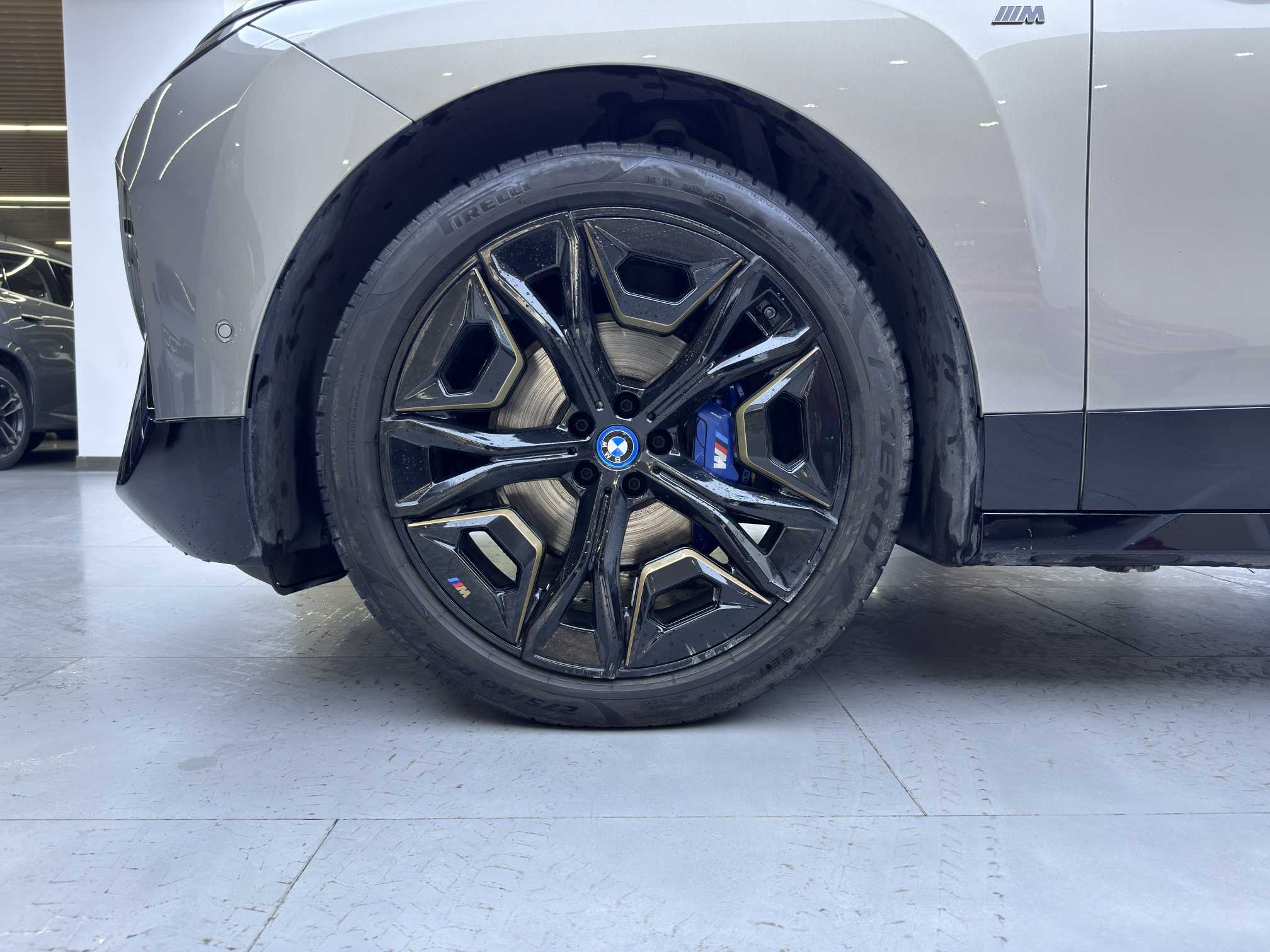 BMW iX M60 2025 #9 BMW iX M60 2025 car image #9