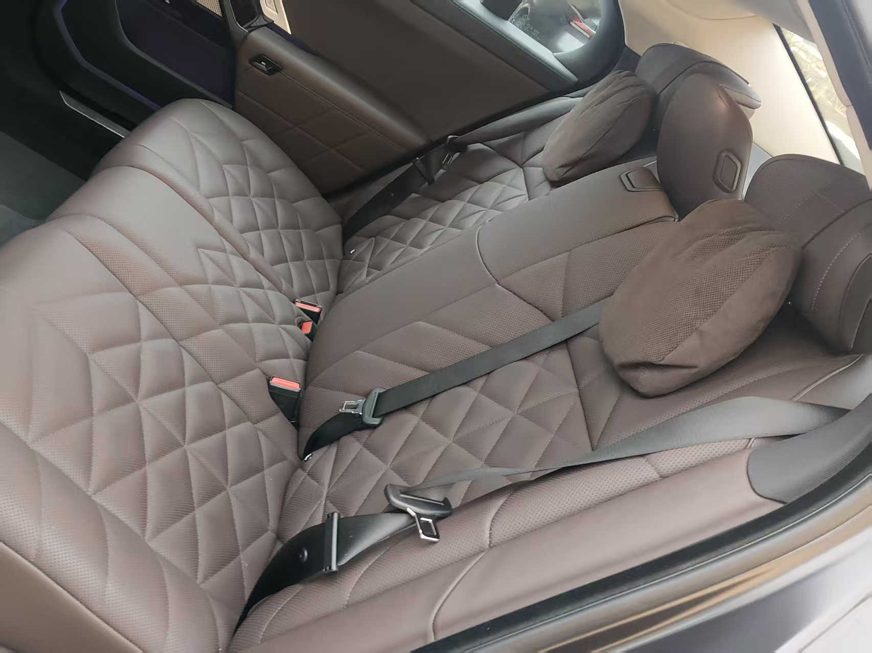 BMW i7 2023 car image #9