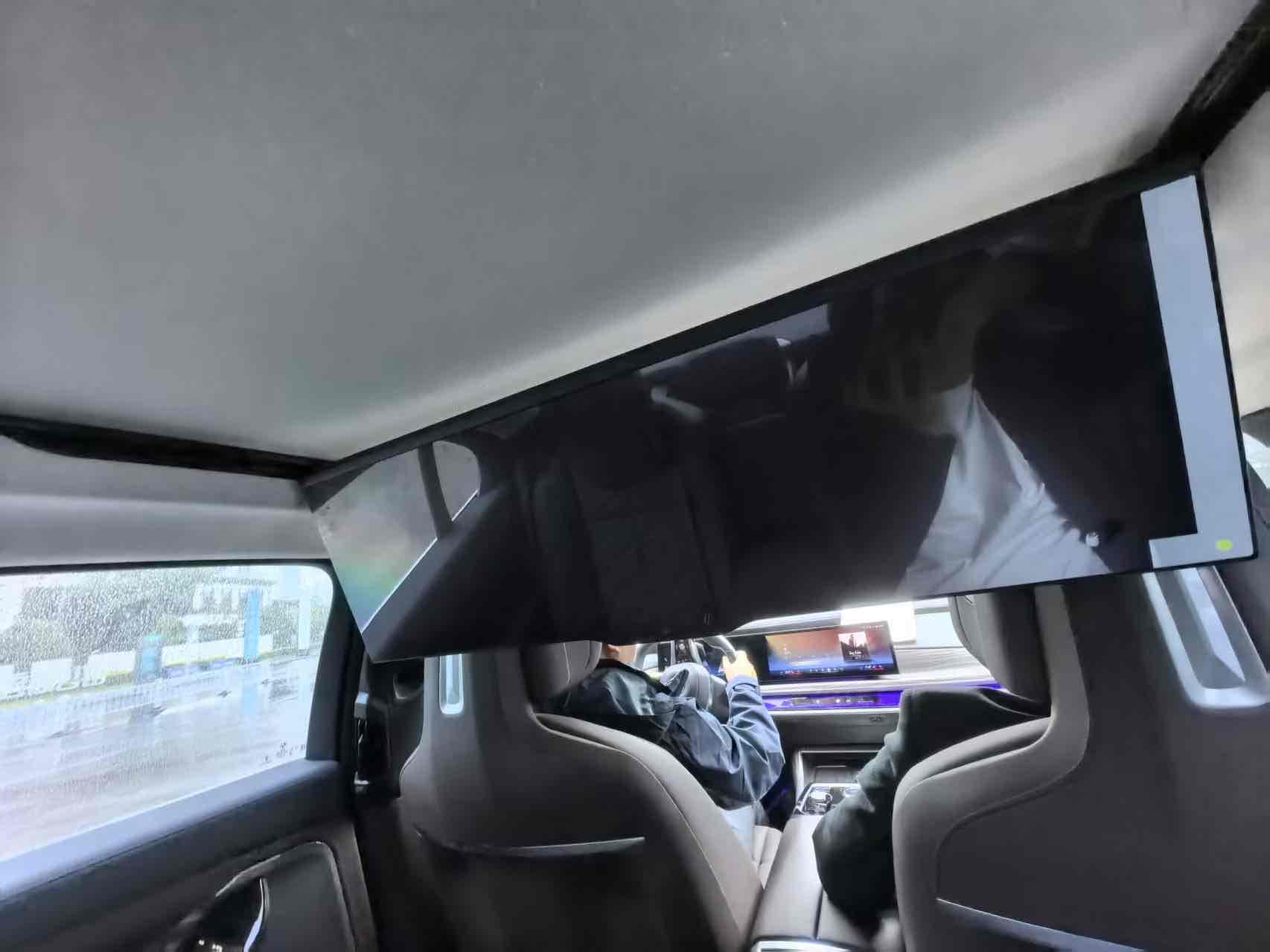 BMW i7 M70L 2024 car image #9