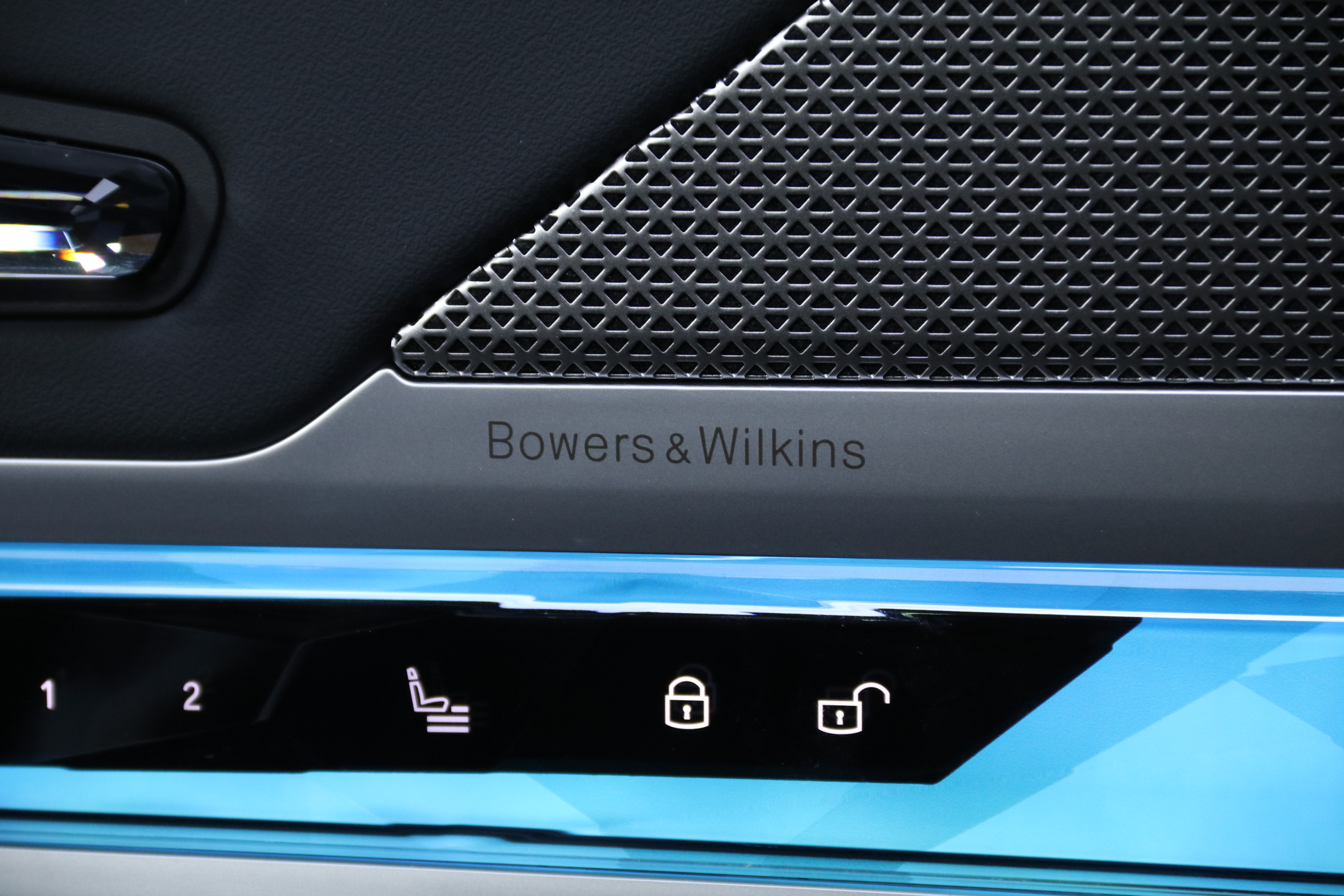 BMW i7 M70L 2024 car image #9