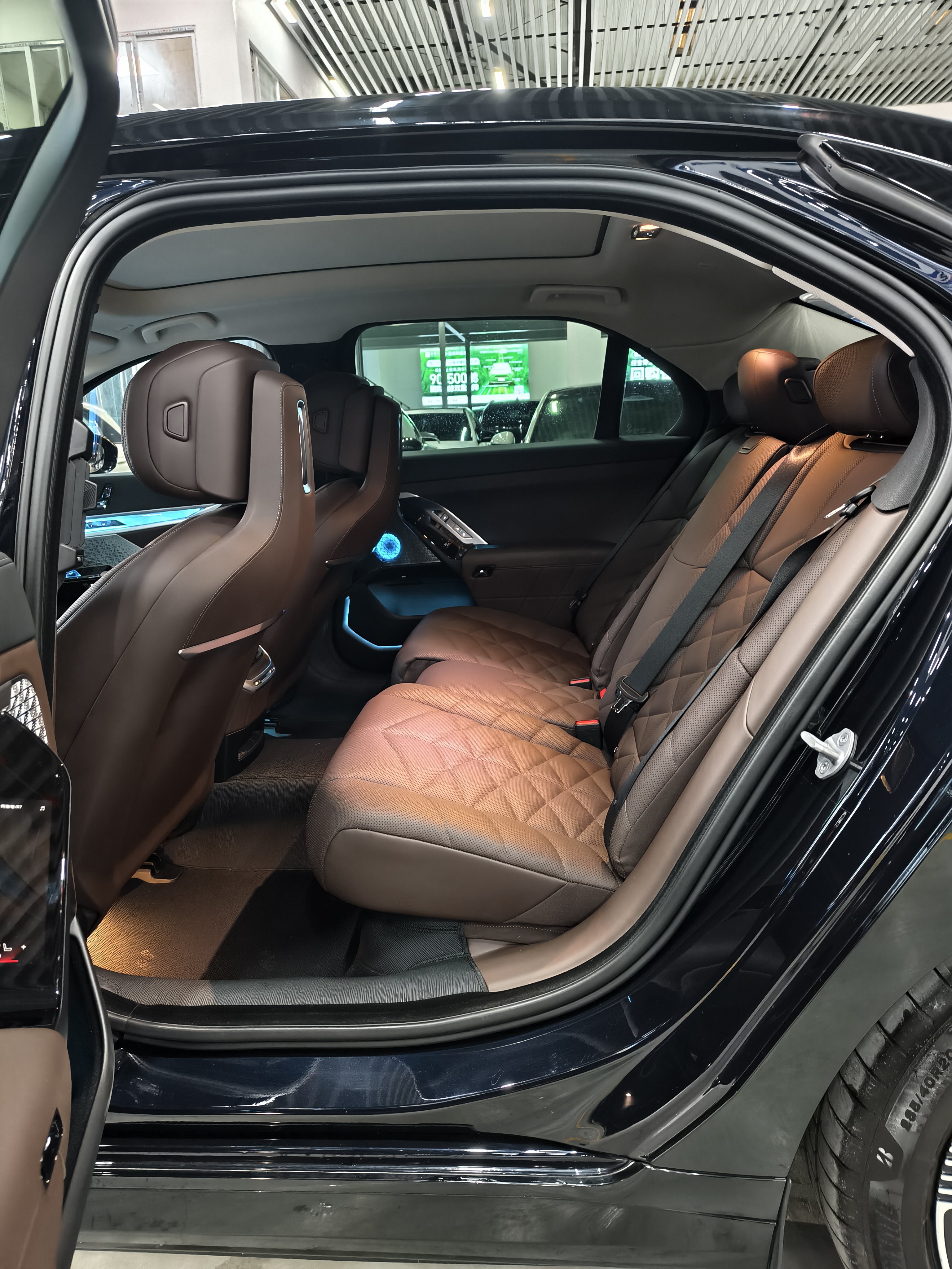 BMW i7 M70L 2024 car image #9