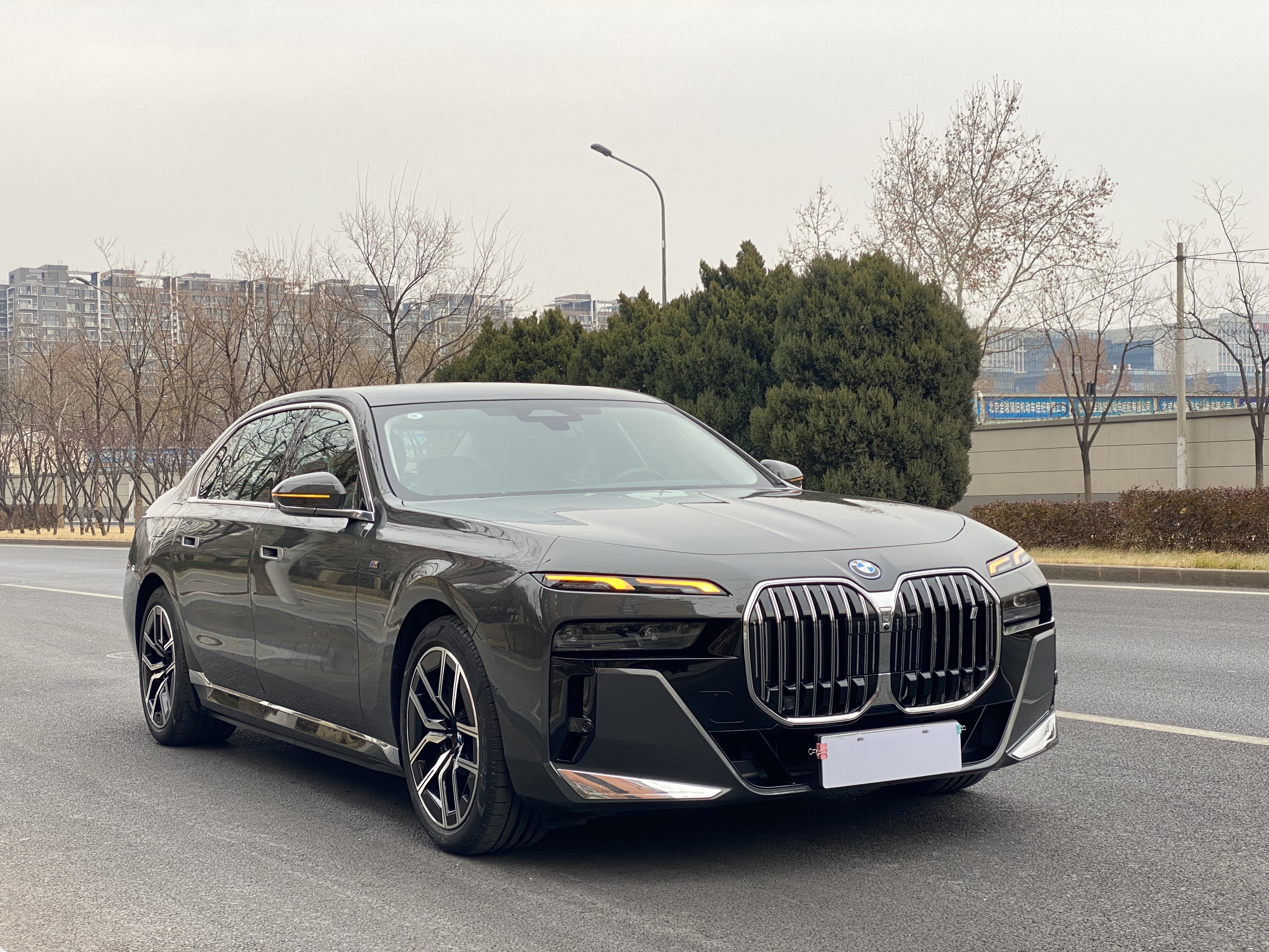 BMW i7 2023 car image #9