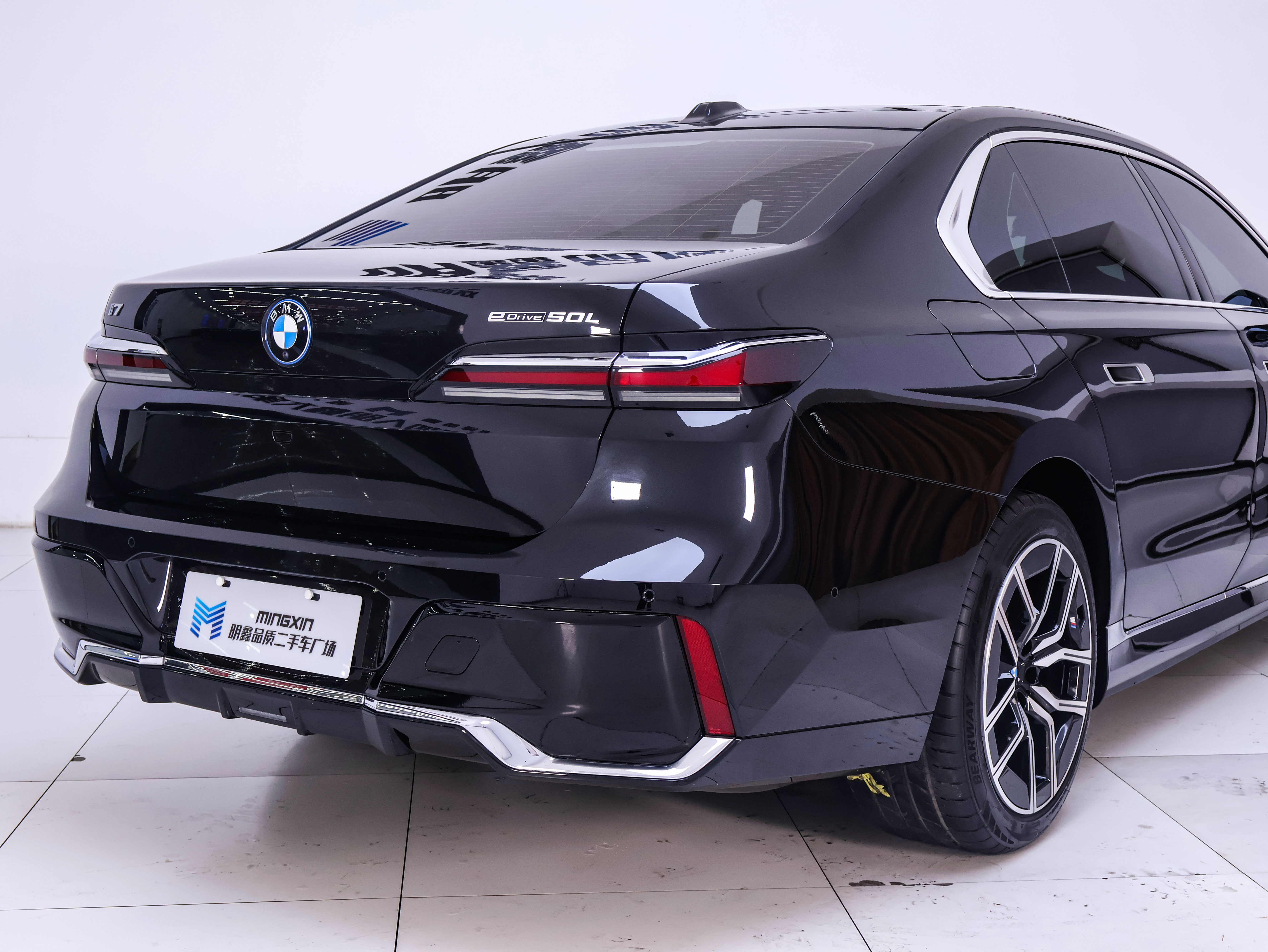 BMW i7 M70L 2024 car image #9