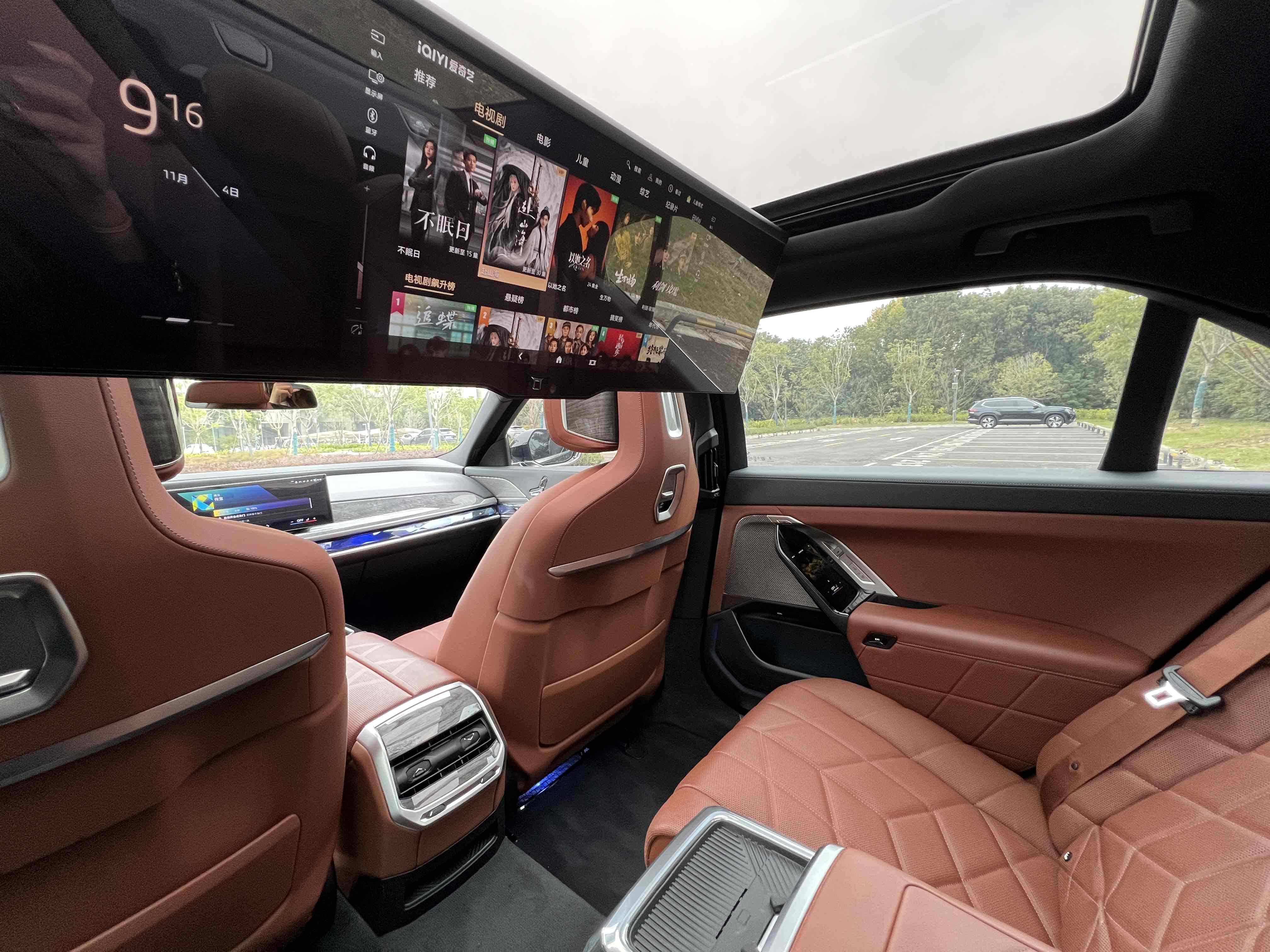 BMW i7 M70L 2024 car image #9