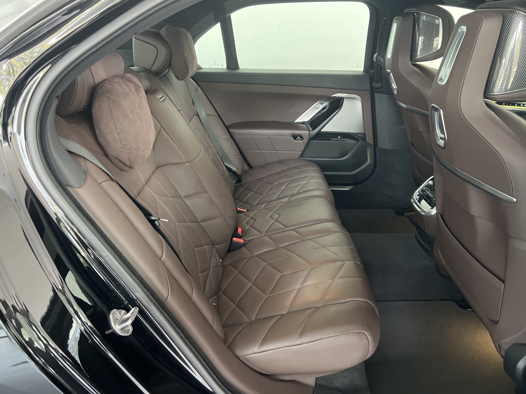 BMW i7 M70L 2024 car image #9