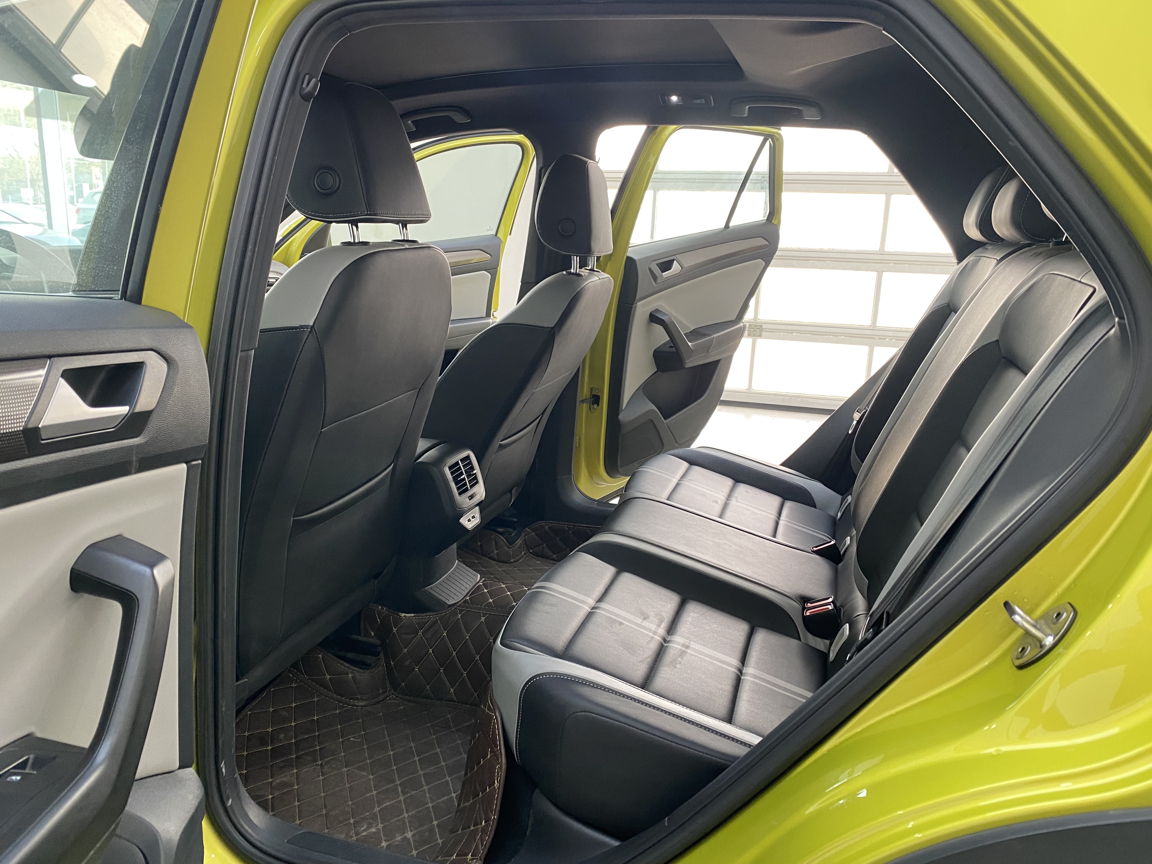 Volkswagen T-Roc 2023 immagine di auto #9