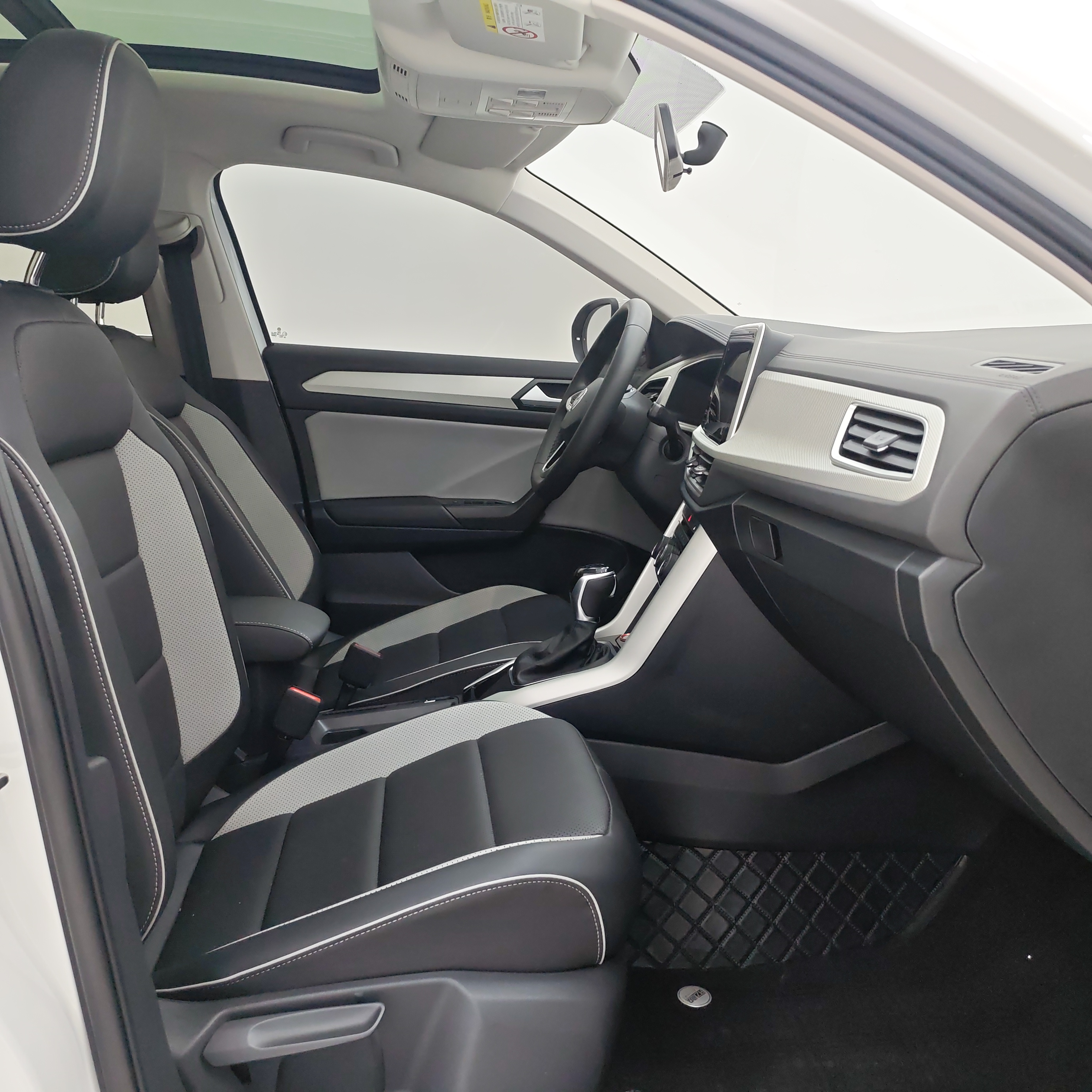 Volkswagen T-Roc 2023 car image #9