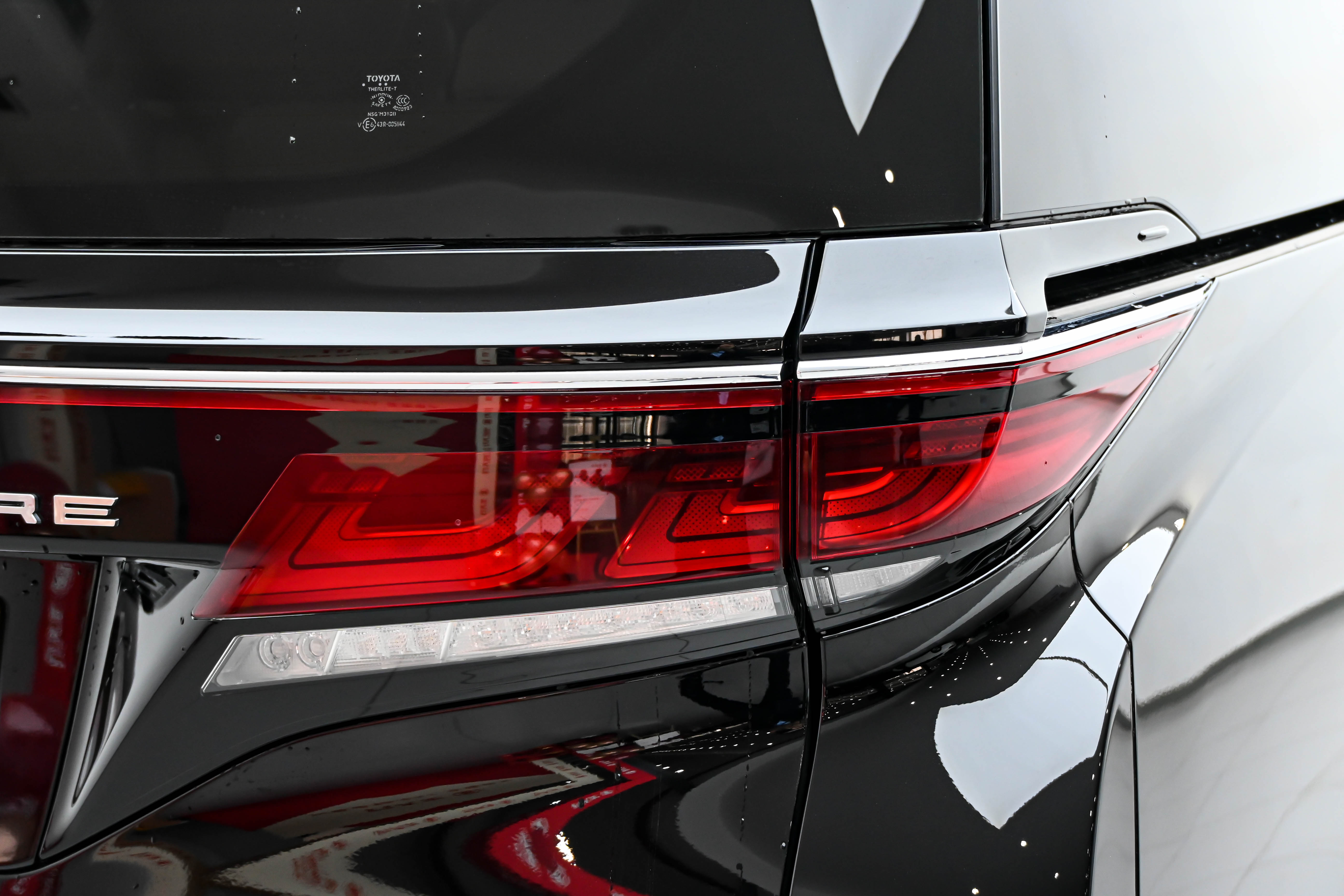 Toyota Vellfire 2026 صورة سيارة #9