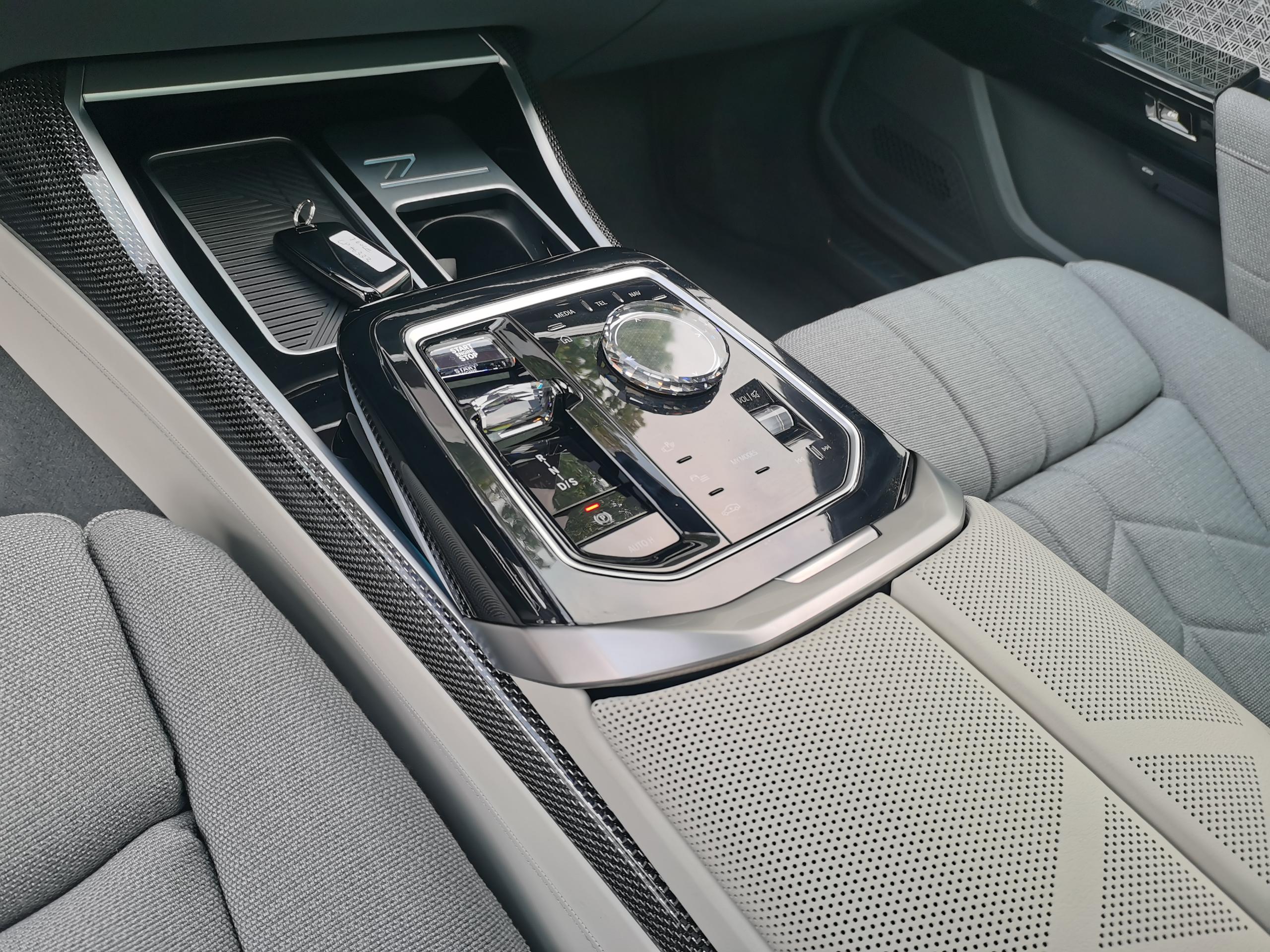 BMW M760Le 2025 car image #9