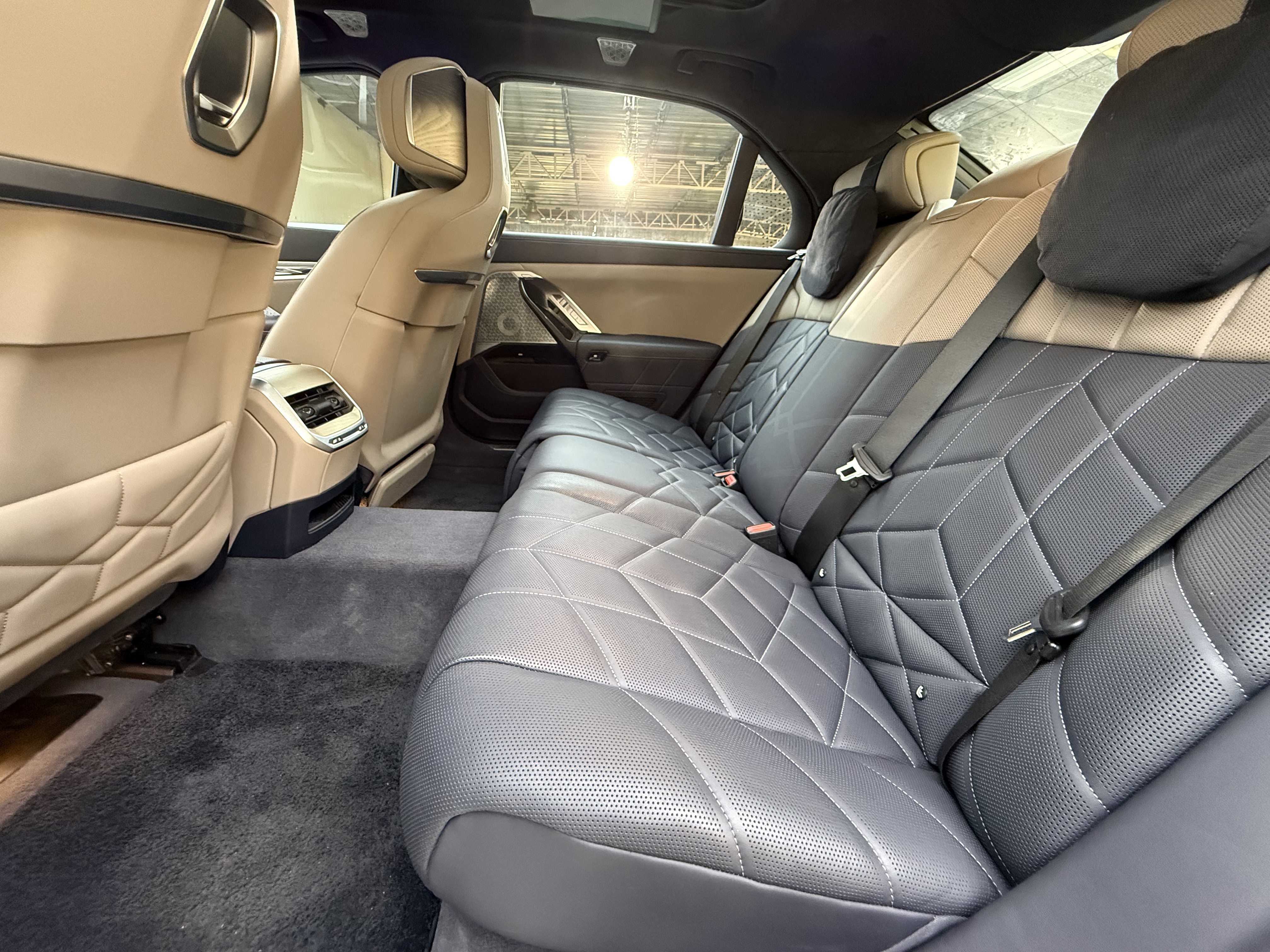 BMW i7 M70L 2024 #9 BMW i7 M70L 2024 car image #9