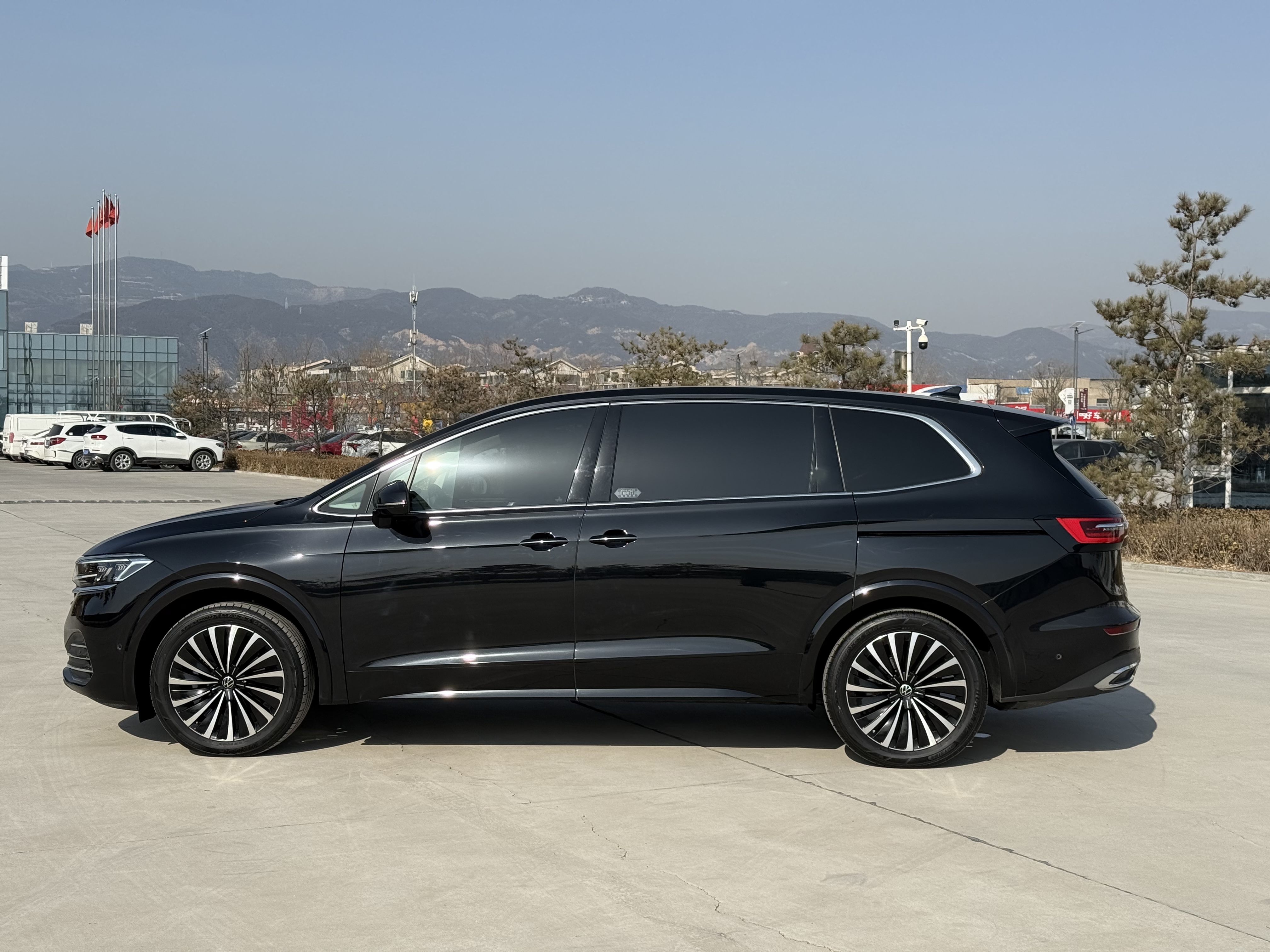 Volkswagen Viloran 2024 immagine di auto #9