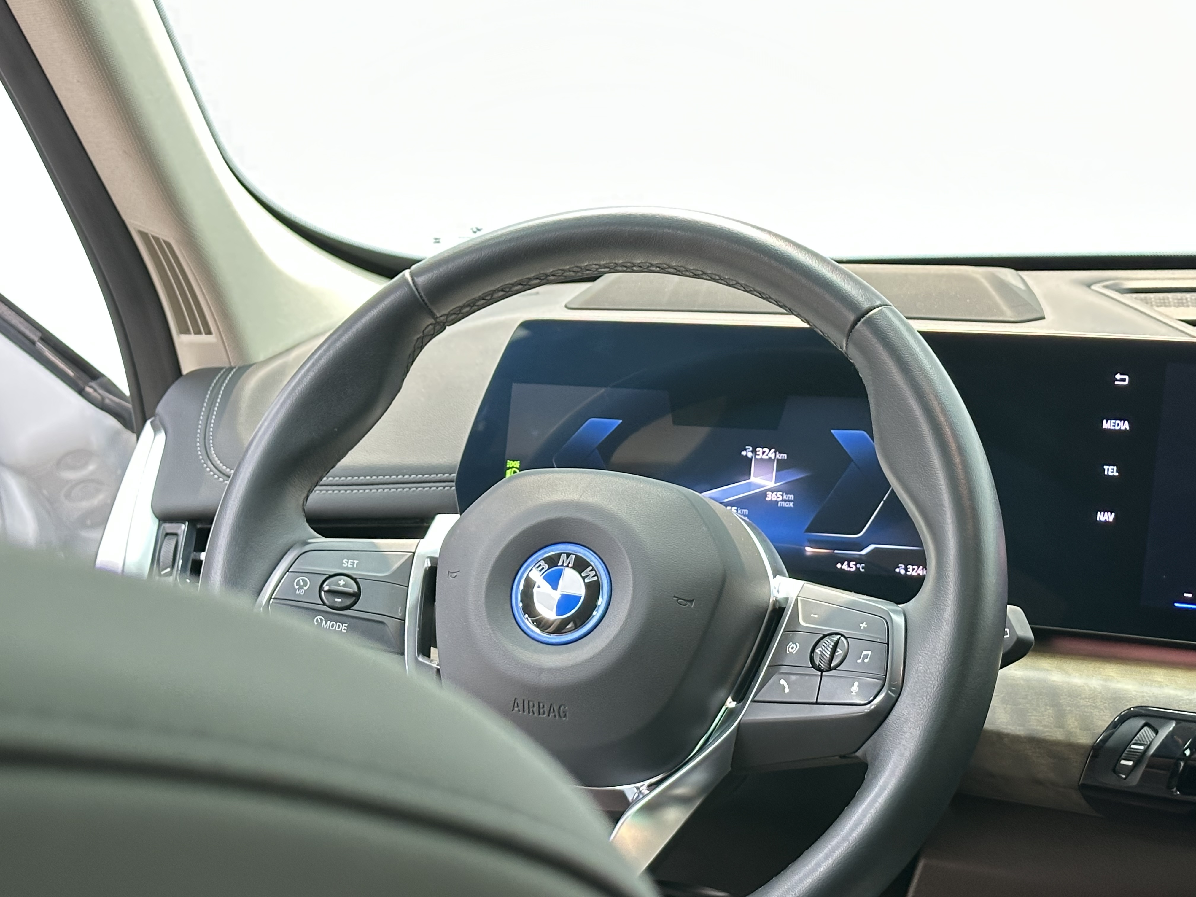 BMW iX1 2025 car image #9