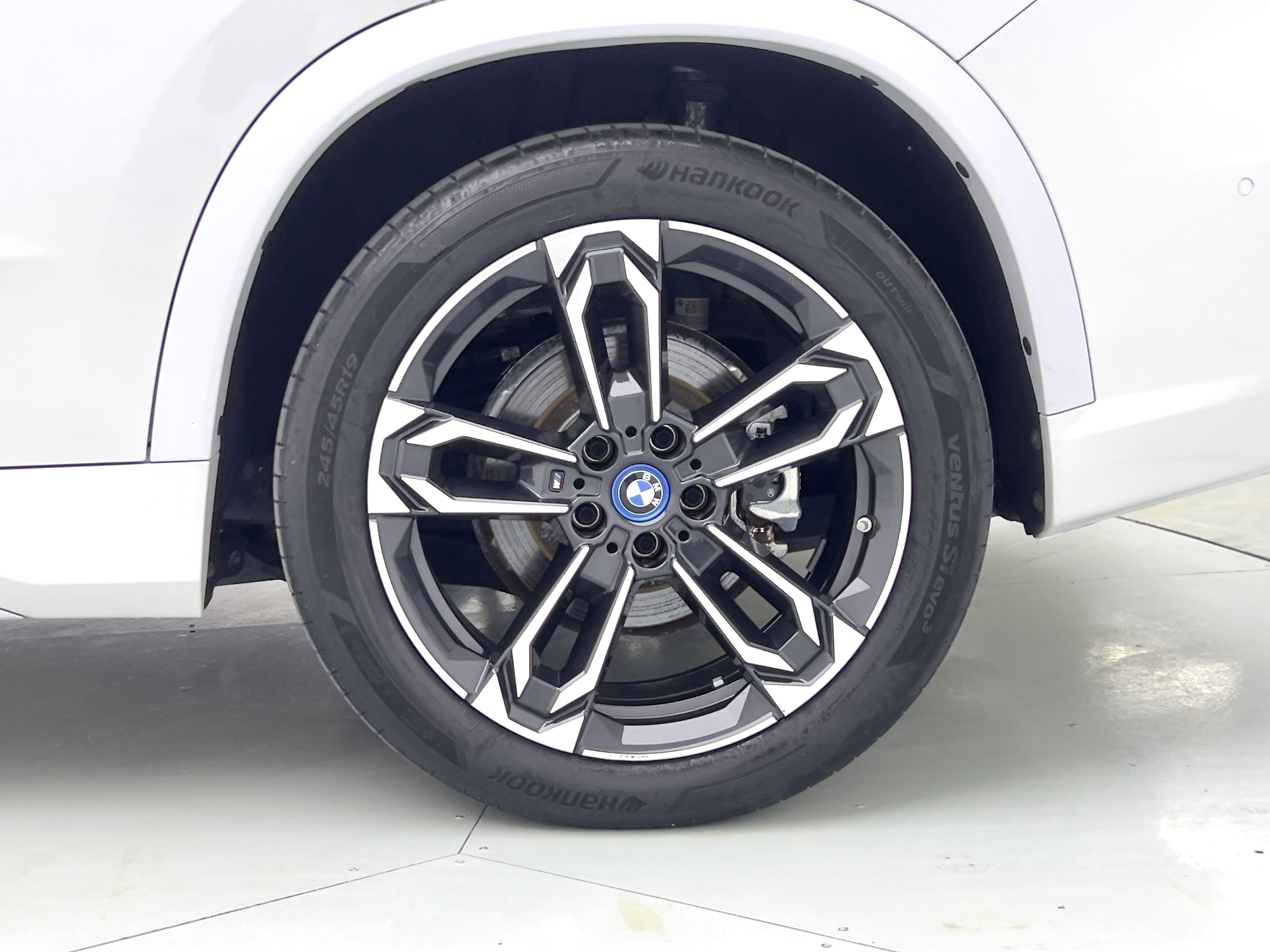 BMW iX1 2023 car image #9