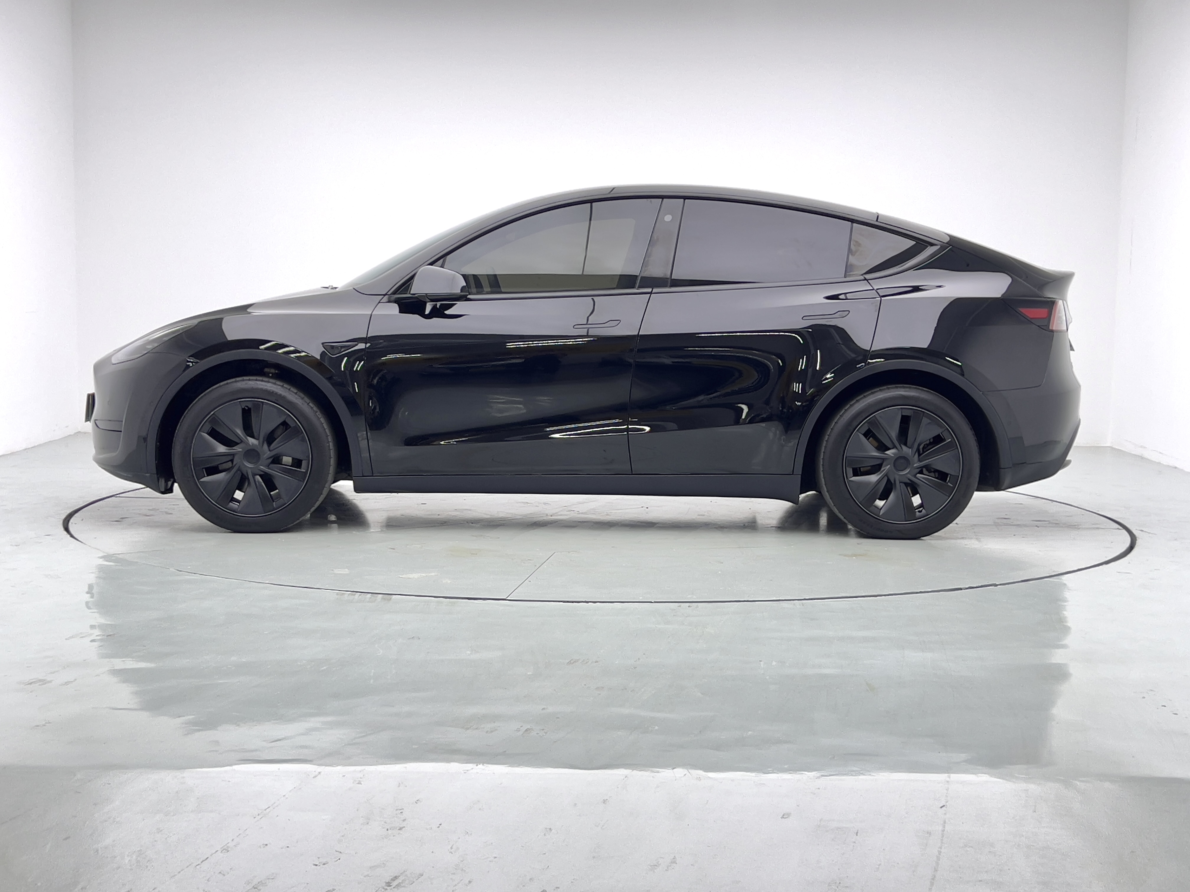 Tesla Model Y 2023 car image #9