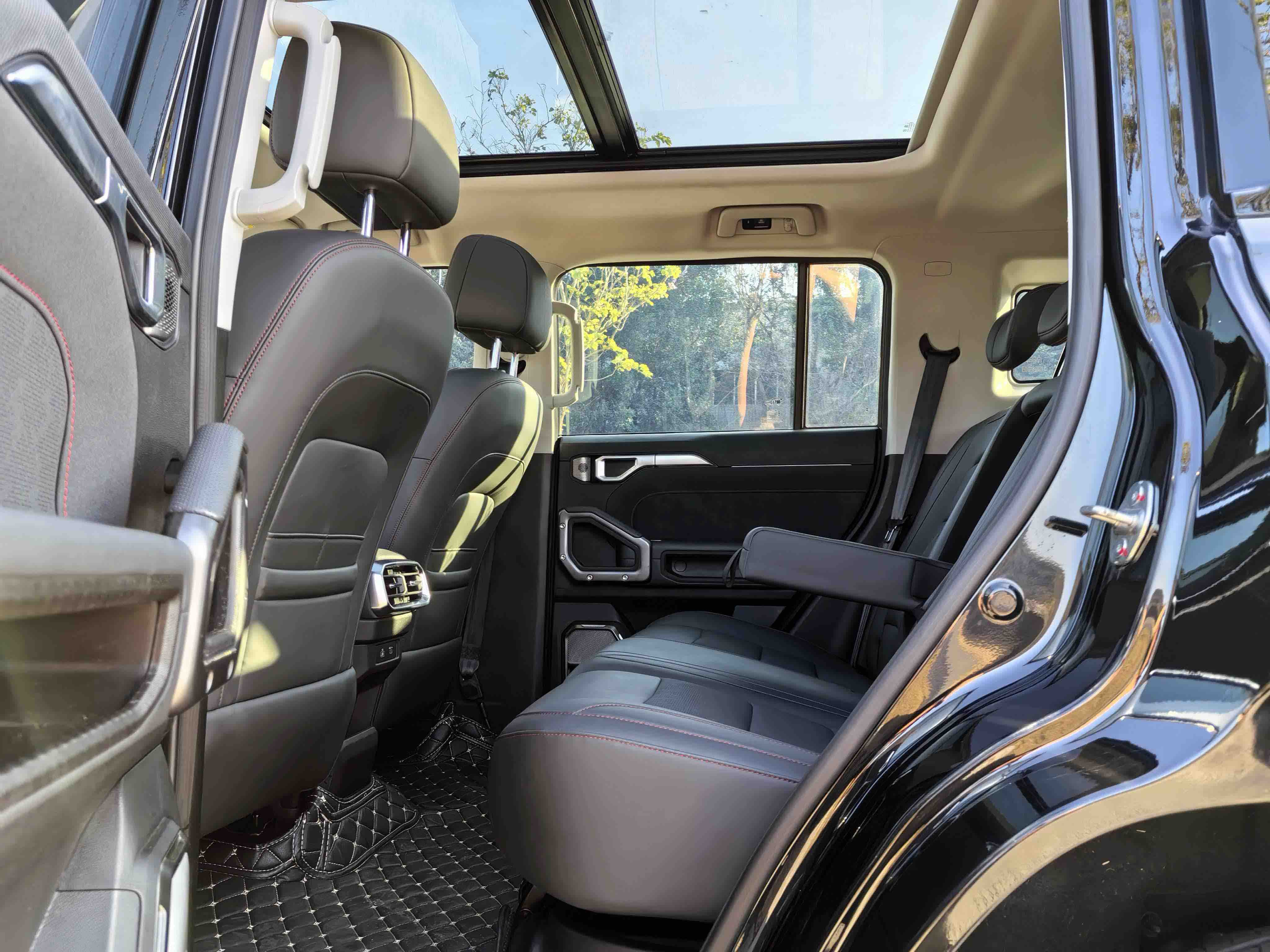 Jetour Traveller 2023 car image #9