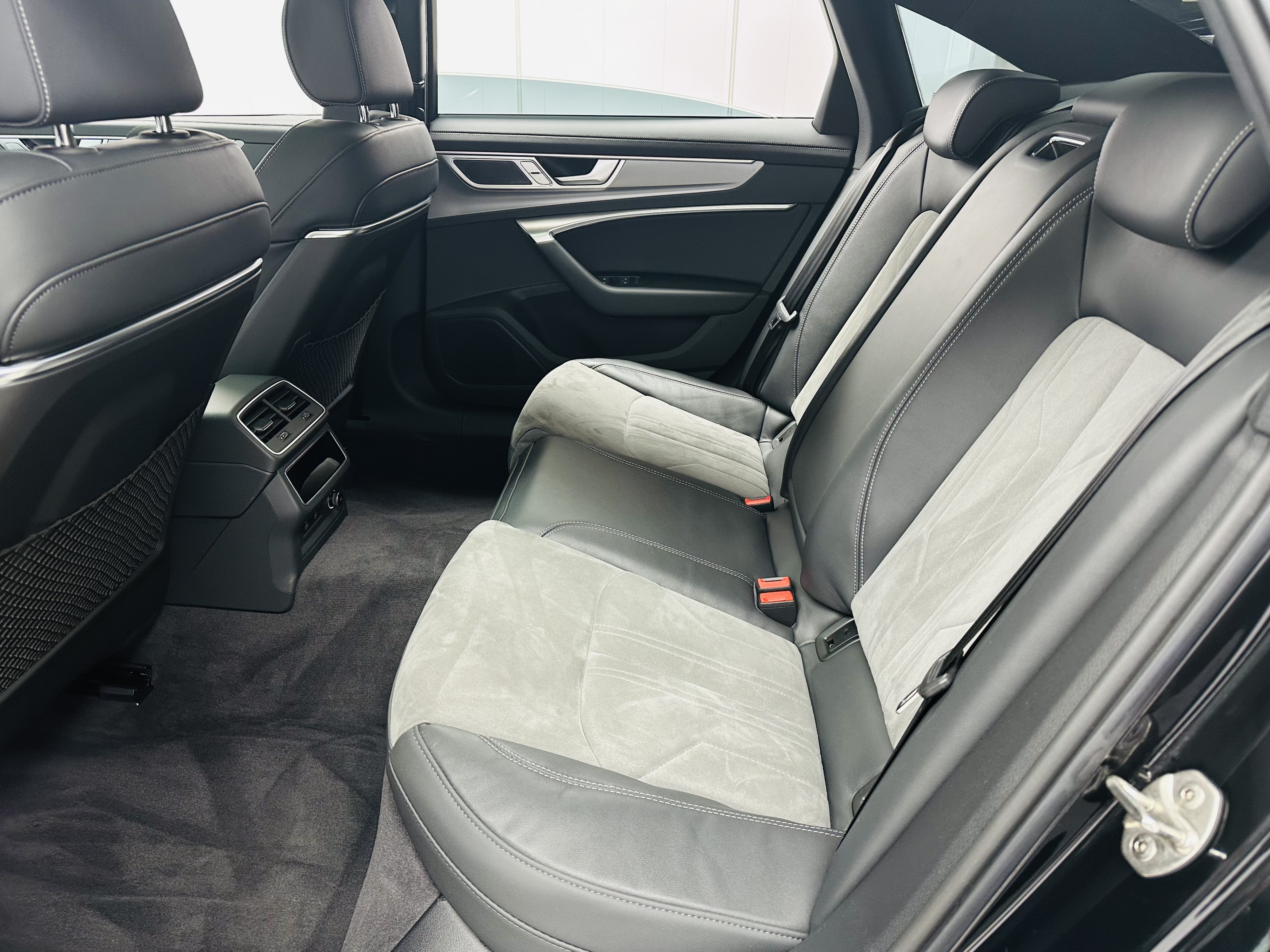 Audi A6L 2025 car image #9