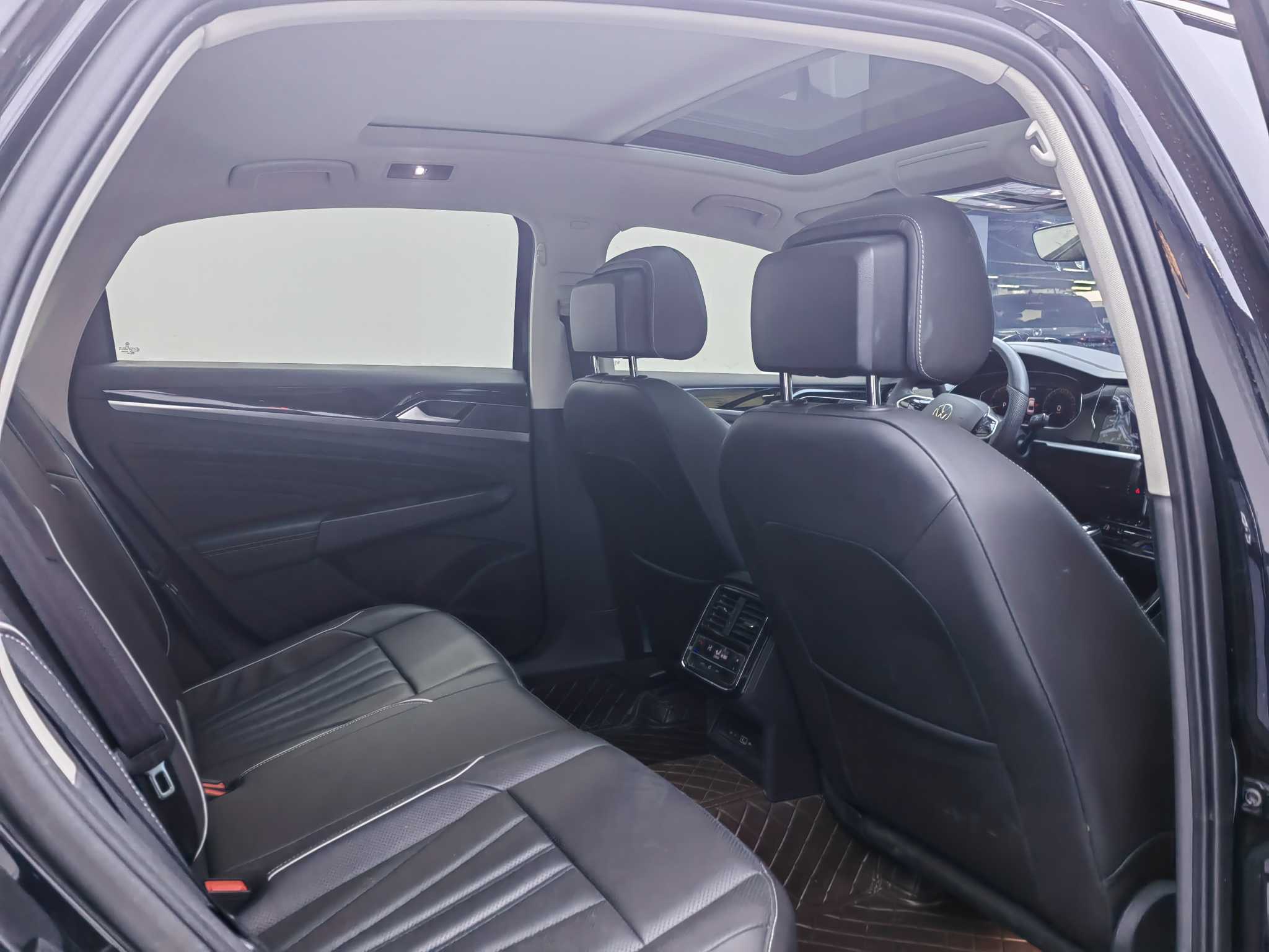 Volkswagen Passat 2023 car image #9