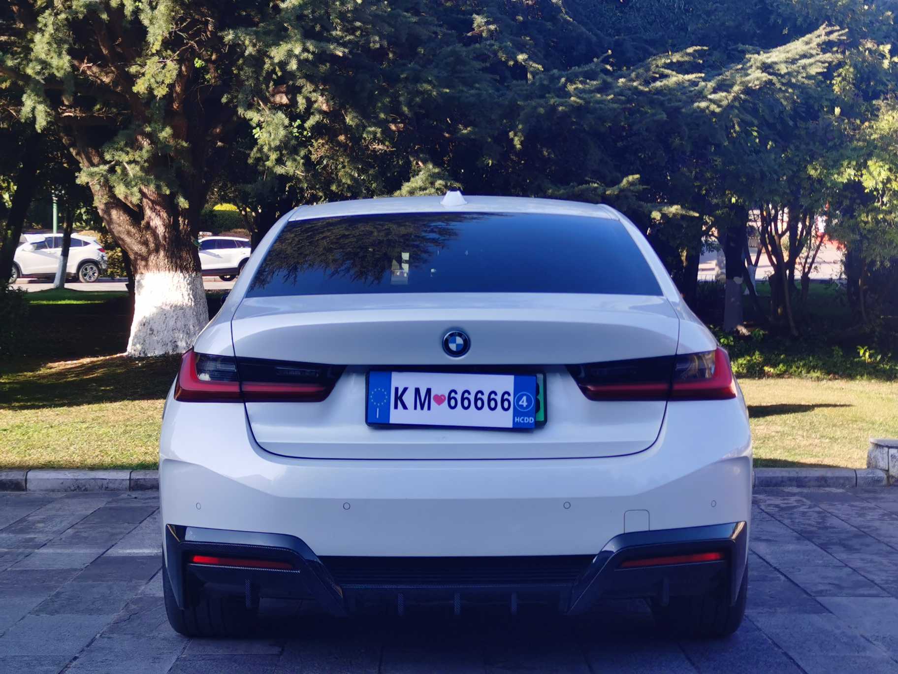 BMW i3 2024 car image #9