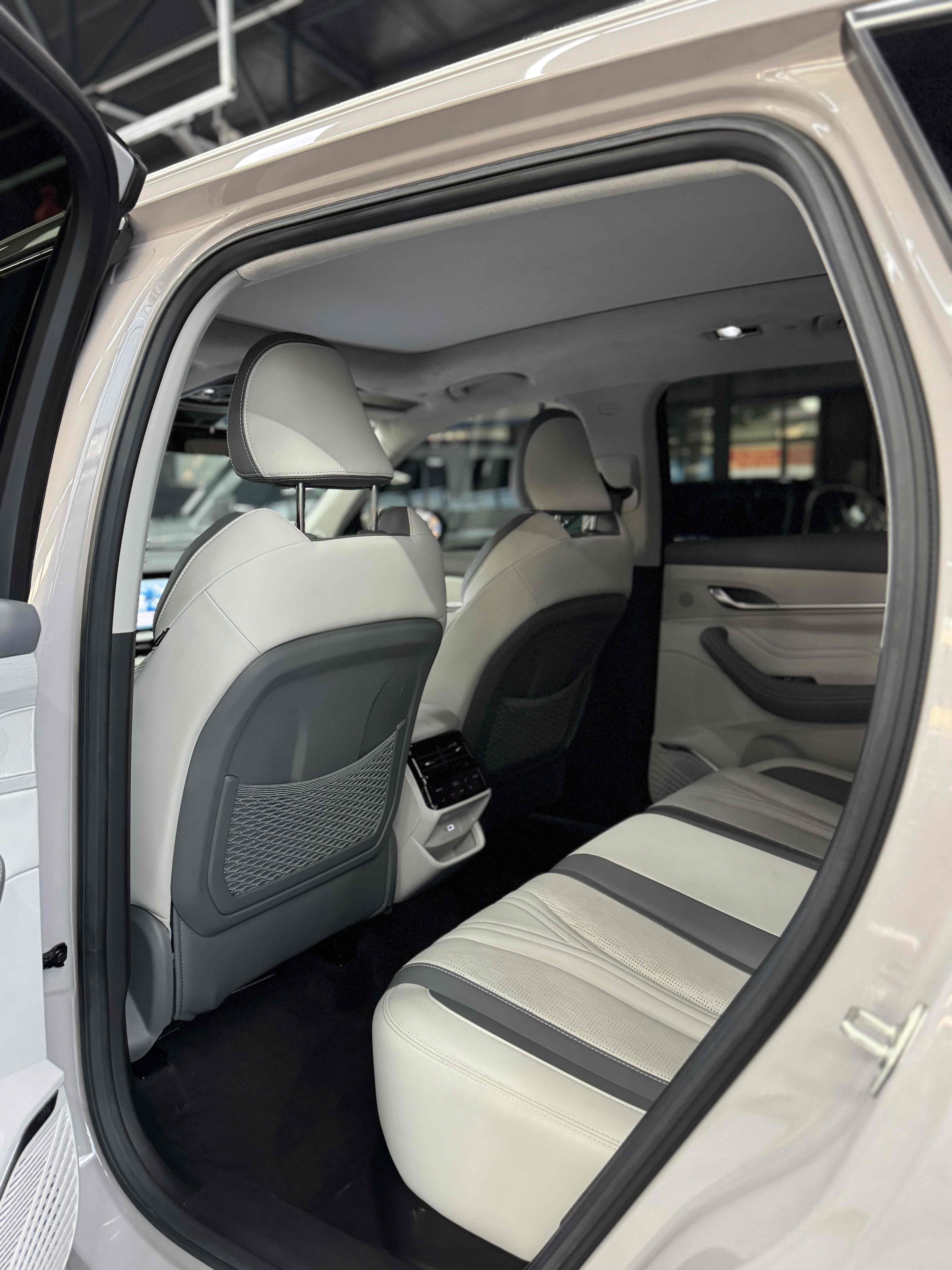 GEELY Monjaro MHEV 2024 car image #9