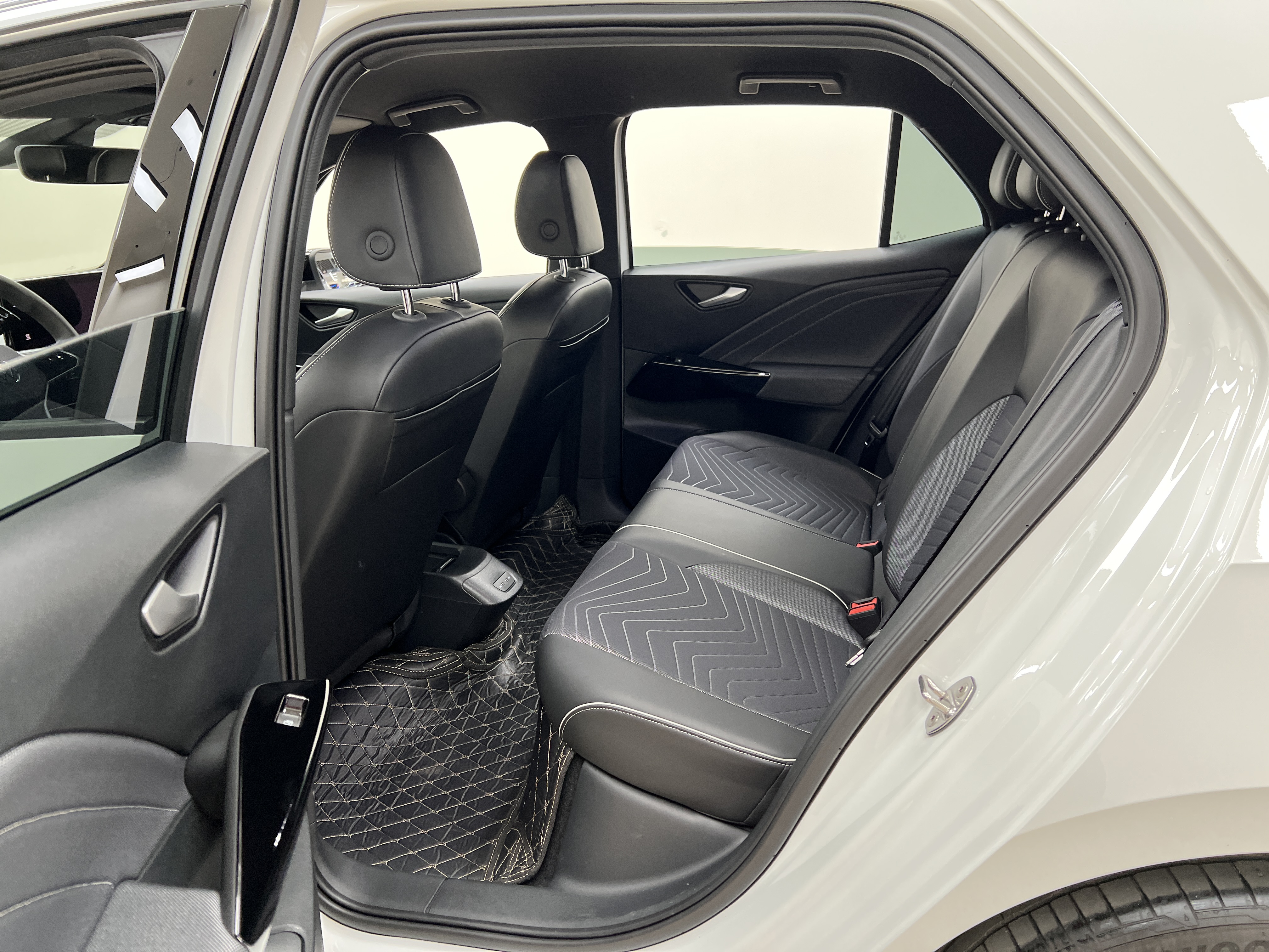 Volkswagen ID.3 2024 immagine di auto #9