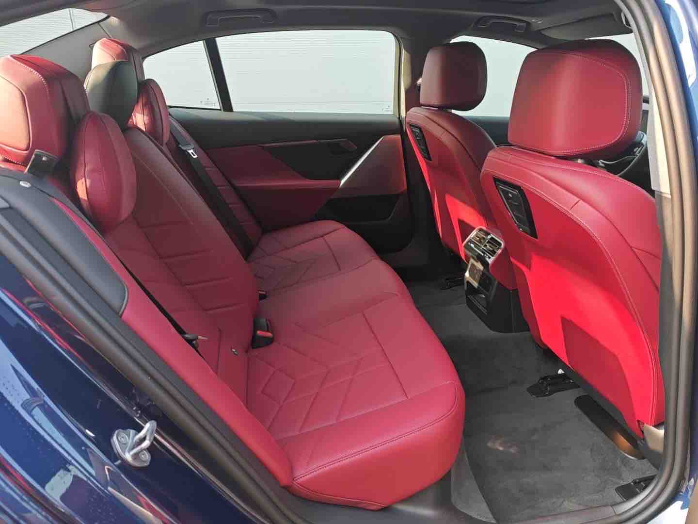 BMW i5 M60 2024 car image #9