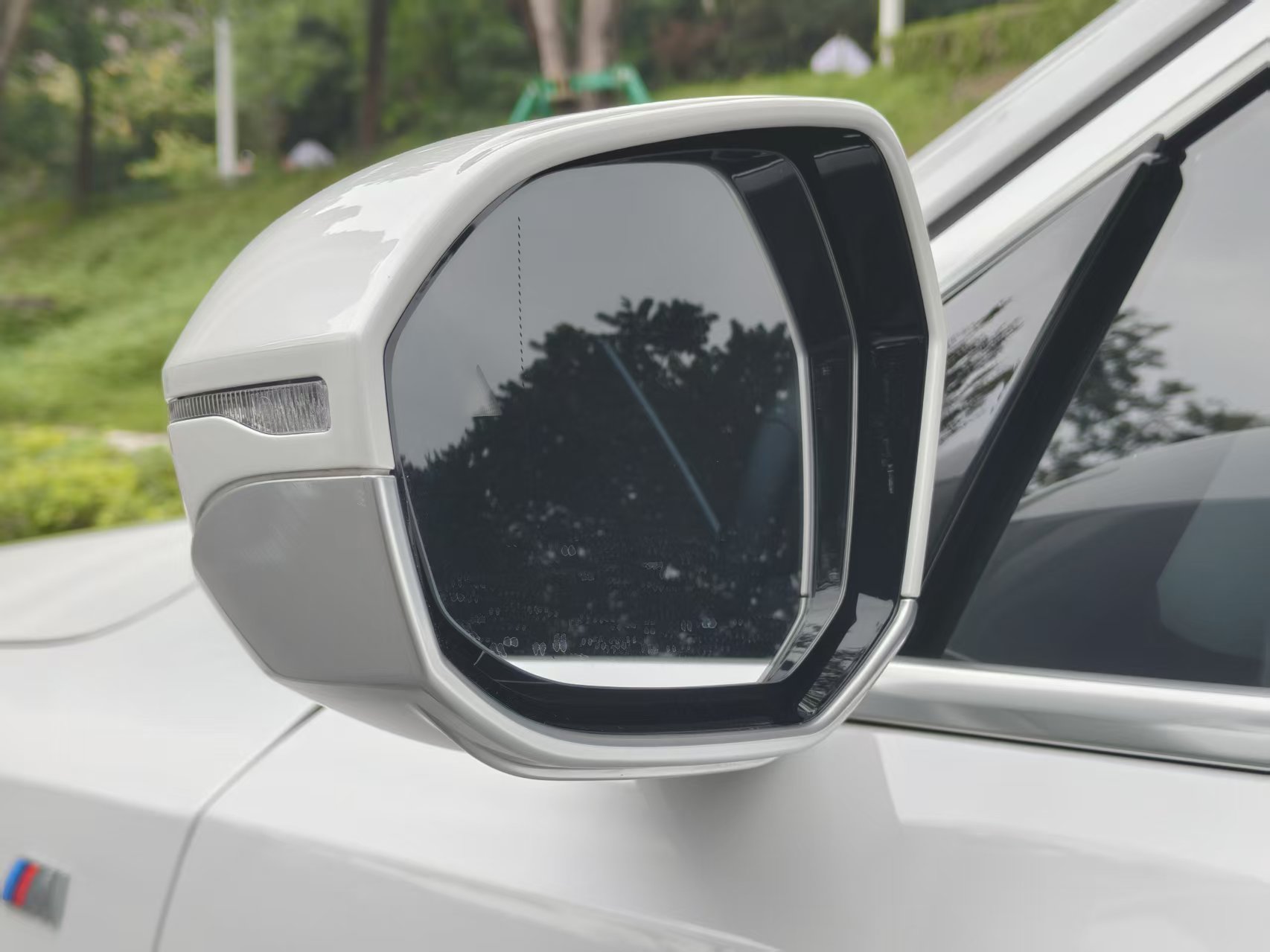 BMW i5 M60 2024 car image #9