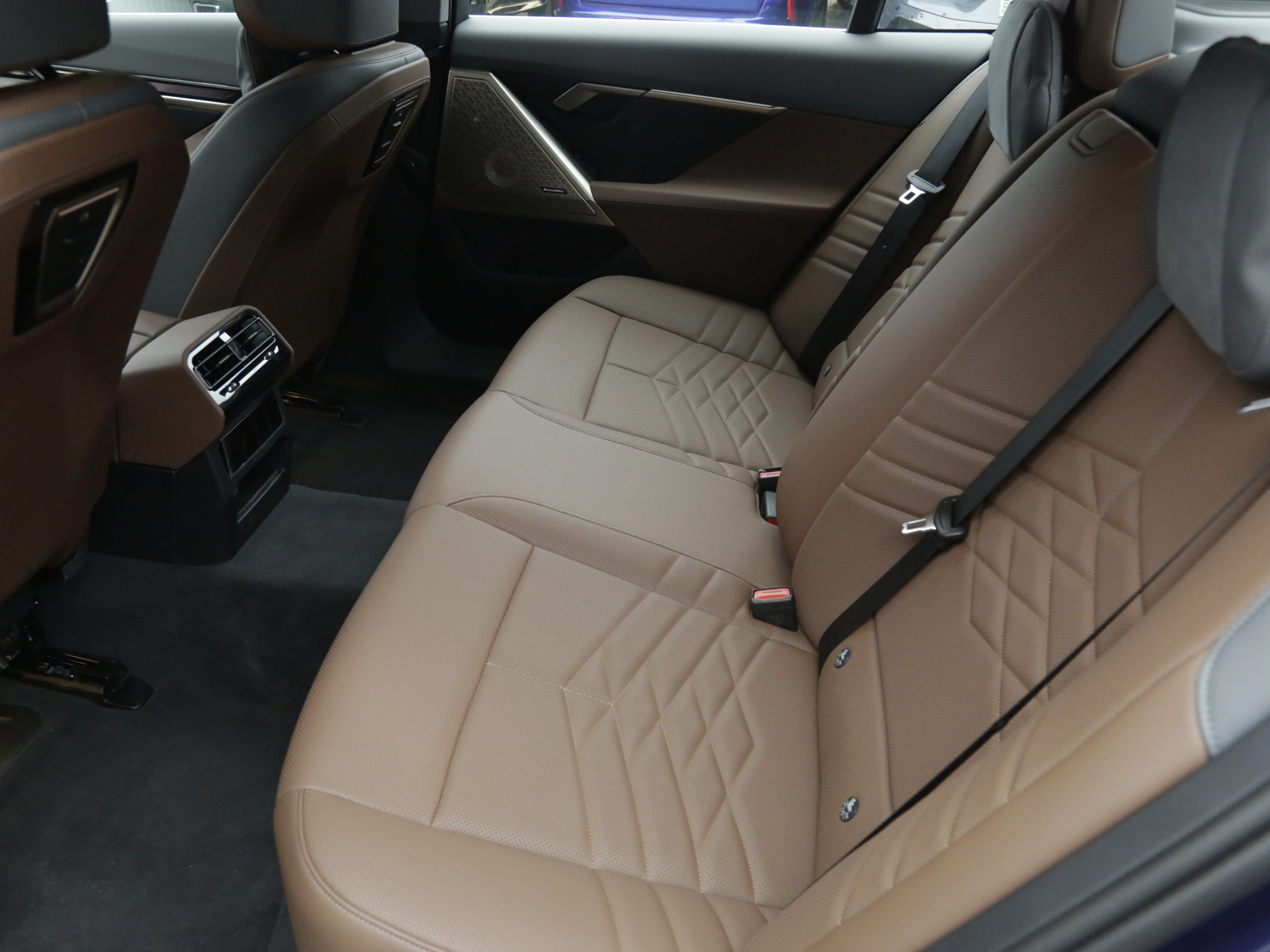 BMW i5 2025 car image #9