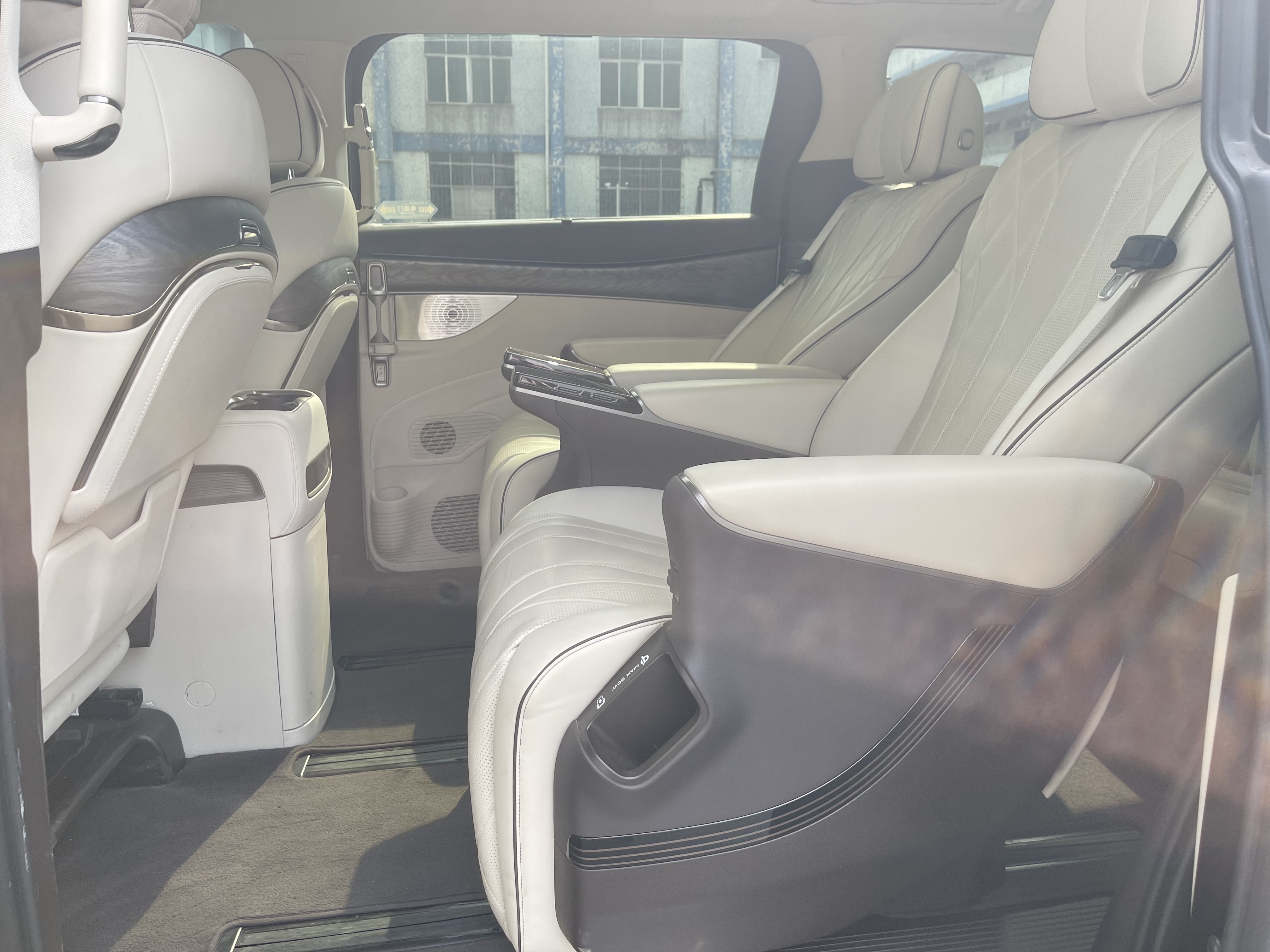 Denza D9 2024 car image #9