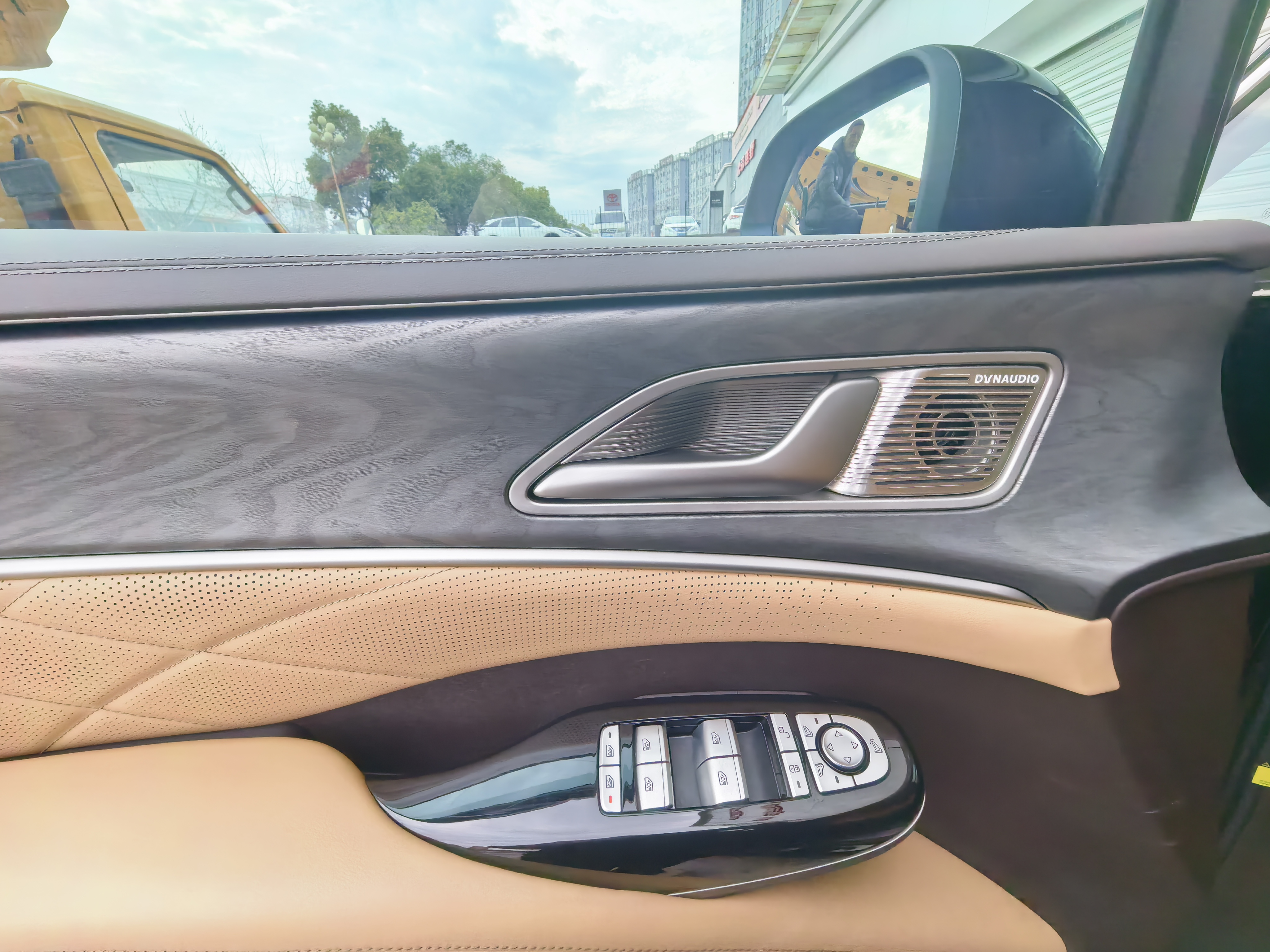 Denza D9 2024 car image #9