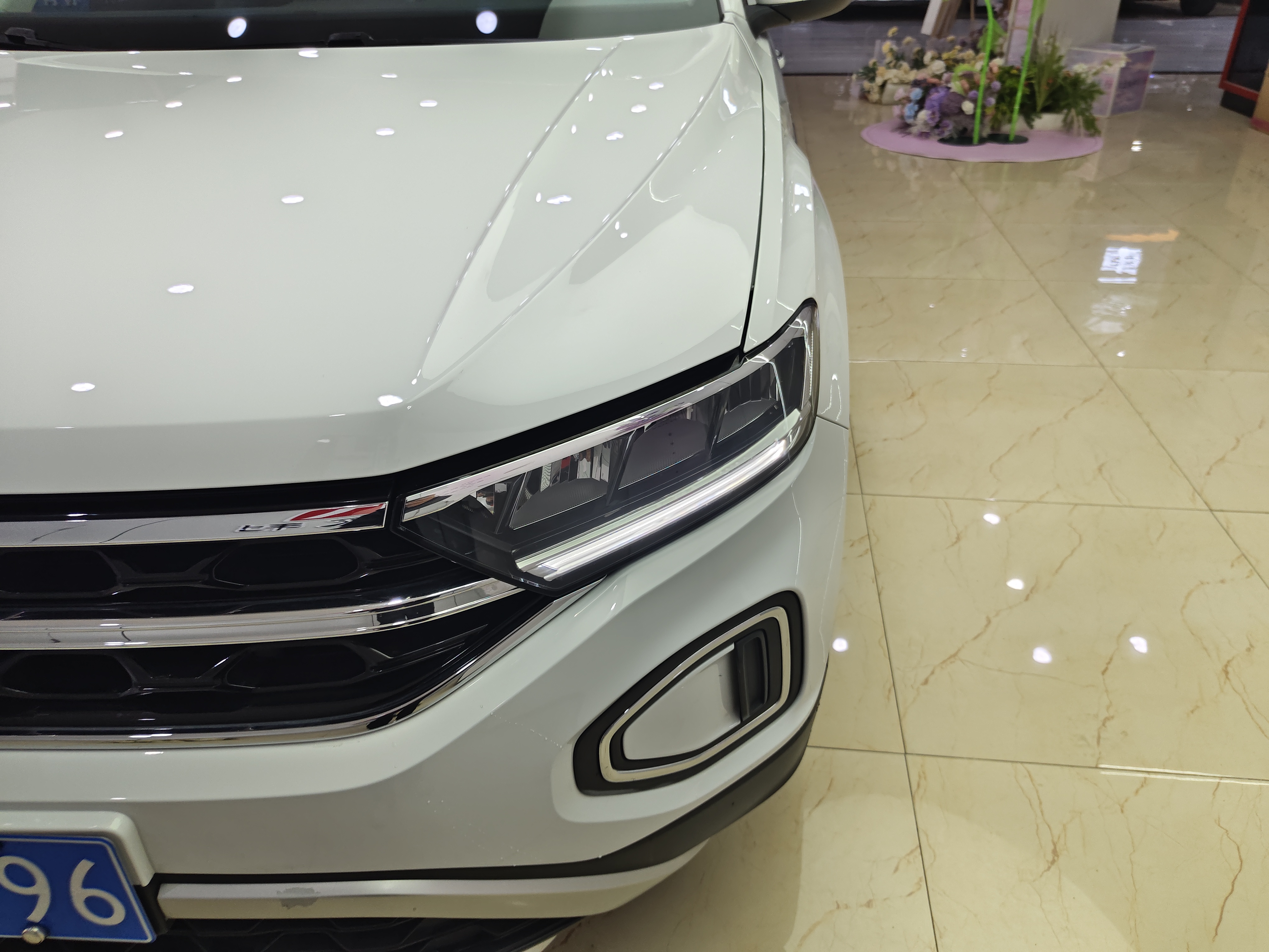 Volkswagen T-Roc 2024 car image #9