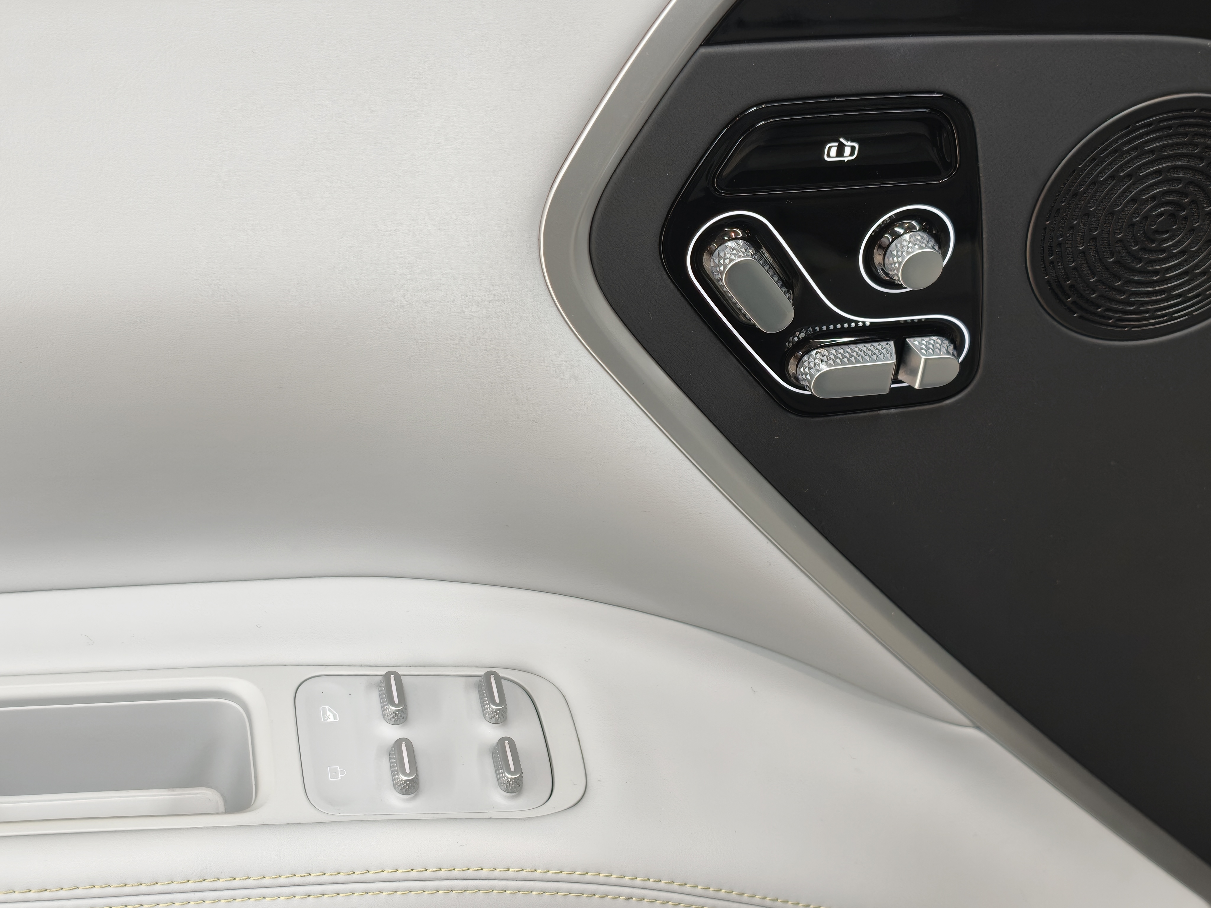 Avatr 11 2024 car image #9