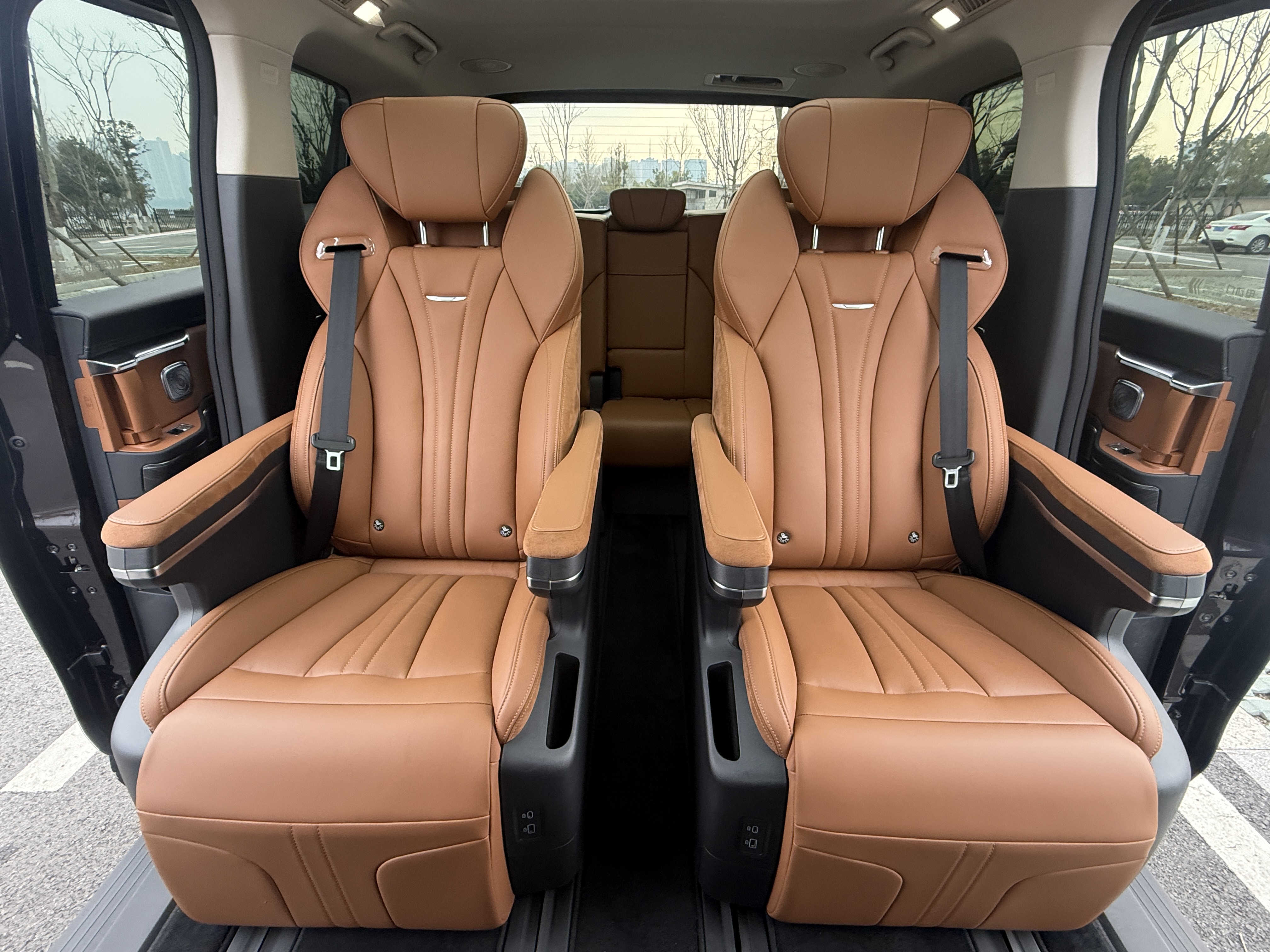 HongQi HQ9 PHEV 2024 #9 HongQi HQ9 PHEV 2024 car image #9