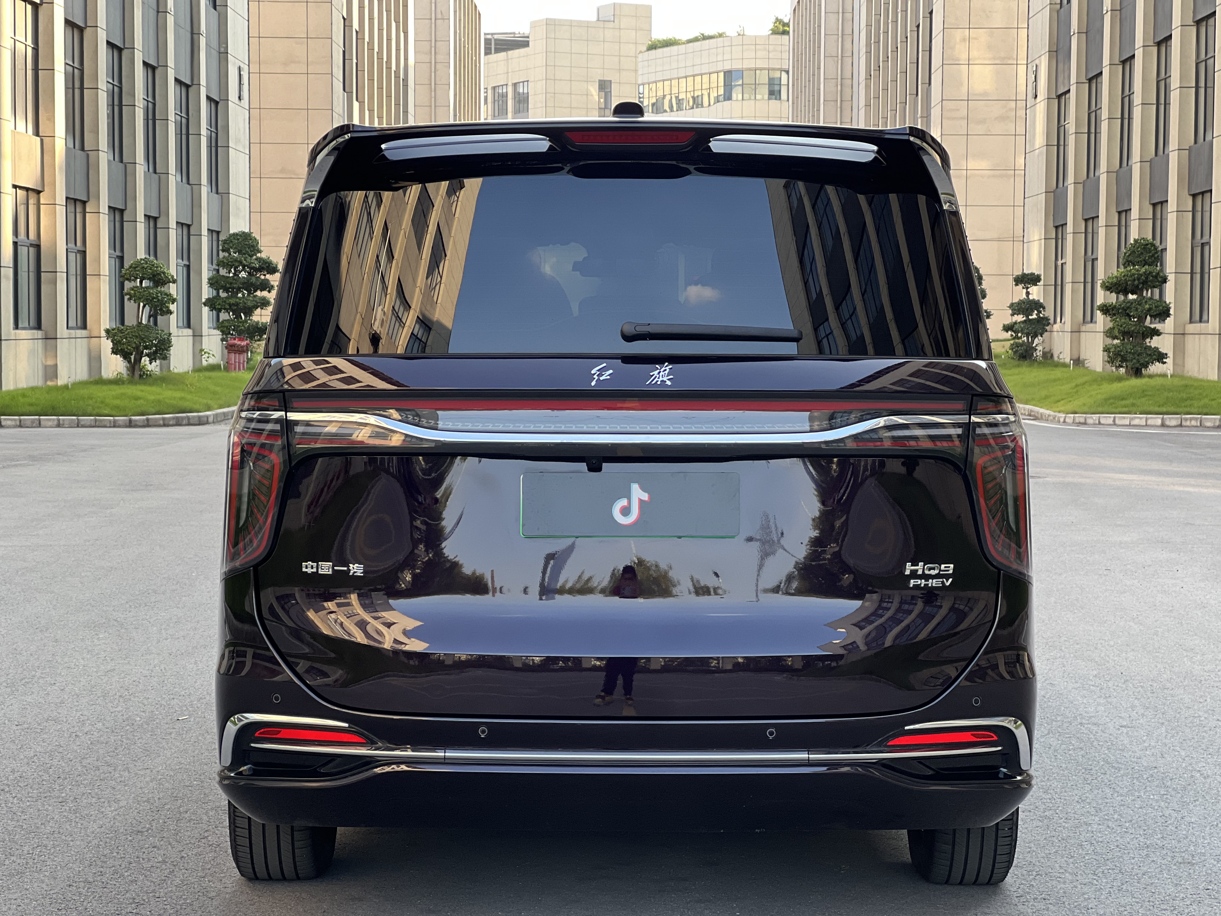 HongQi HQ9 PHEV 2024 #9 HongQi HQ9 PHEV 2024 car image #9