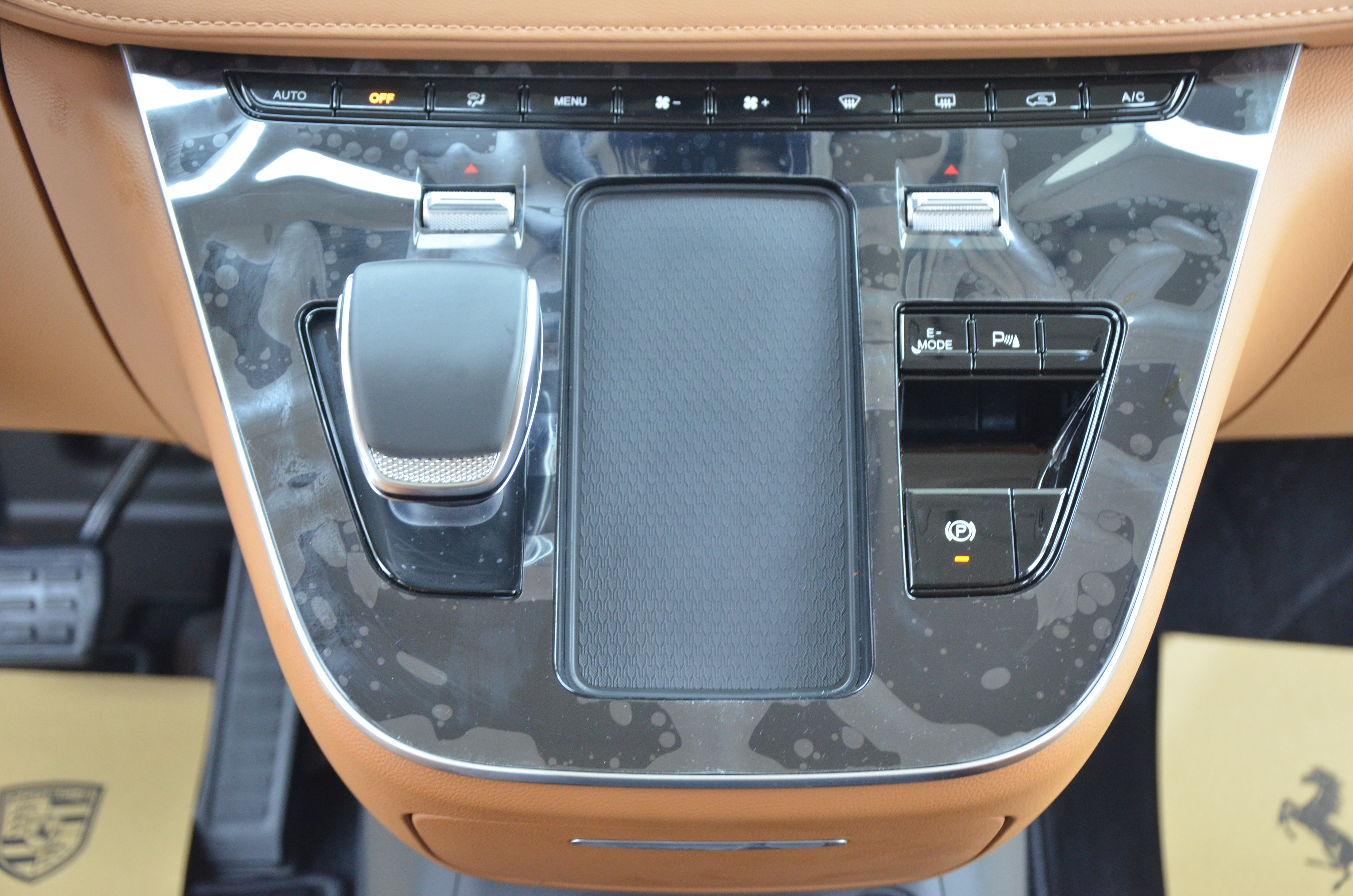 HongQi HQ9 PHEV 2025 #9 HongQi HQ9 PHEV 2025 car image #9