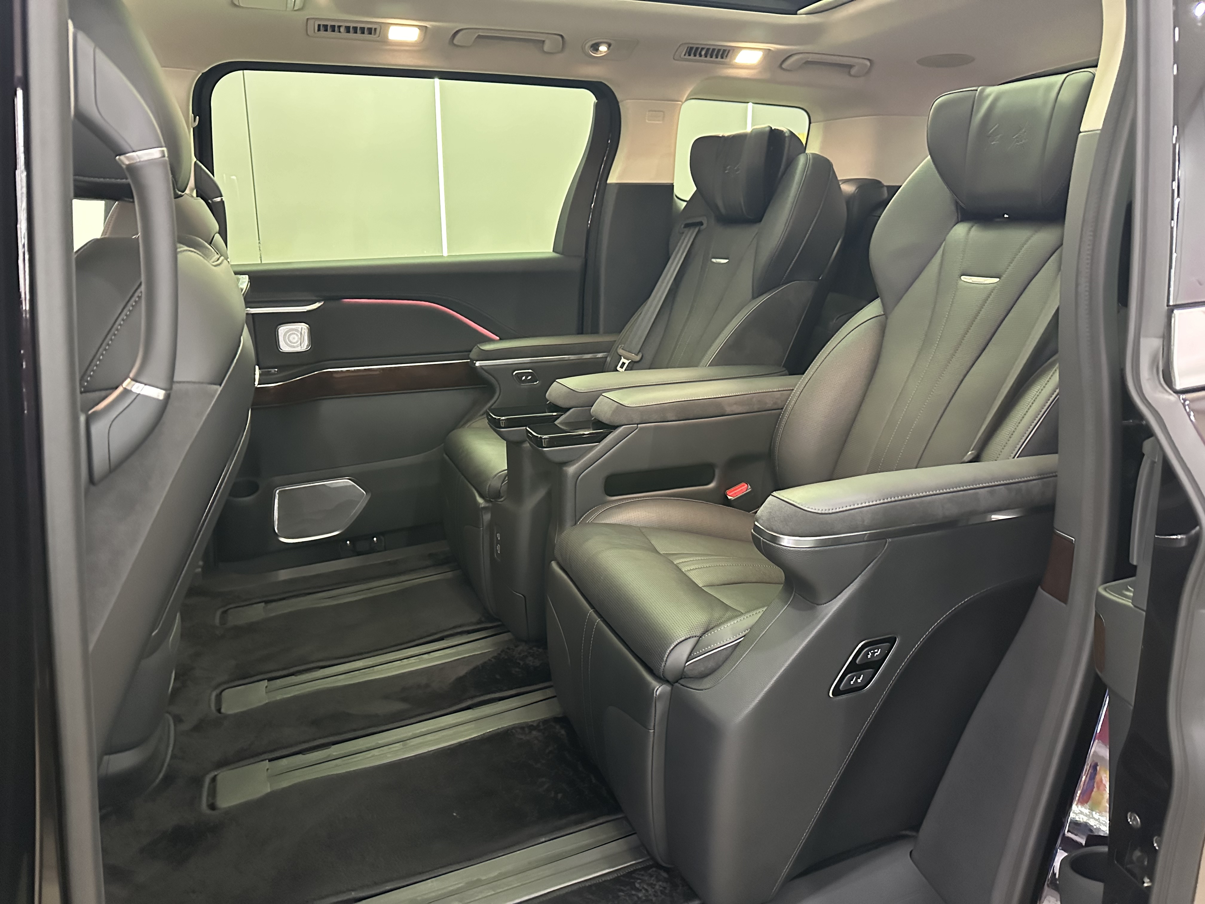 HongQi HQ9 PHEV 2024 car image #9