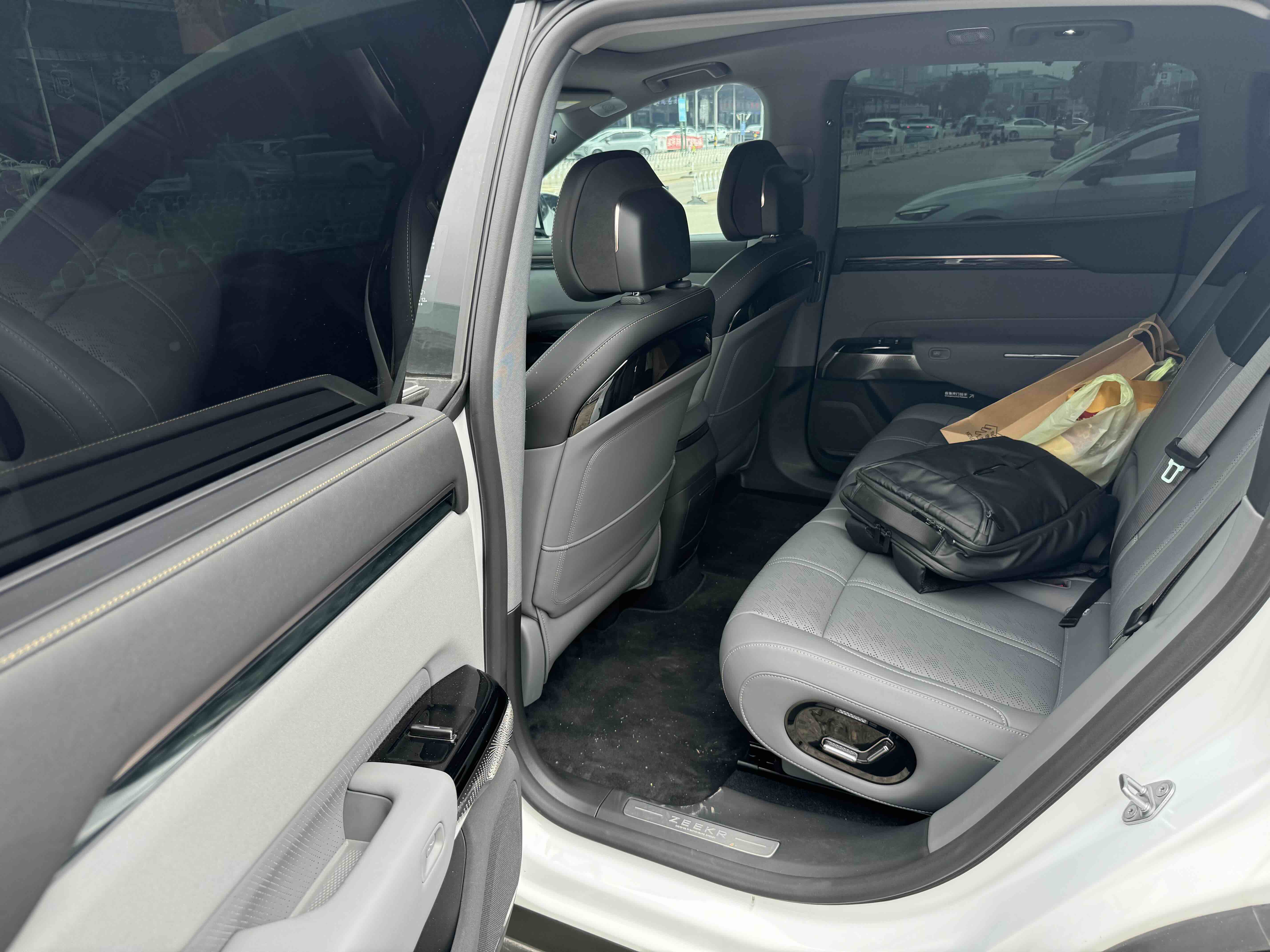 极氪 极氪007 2025 汽车图片 #9