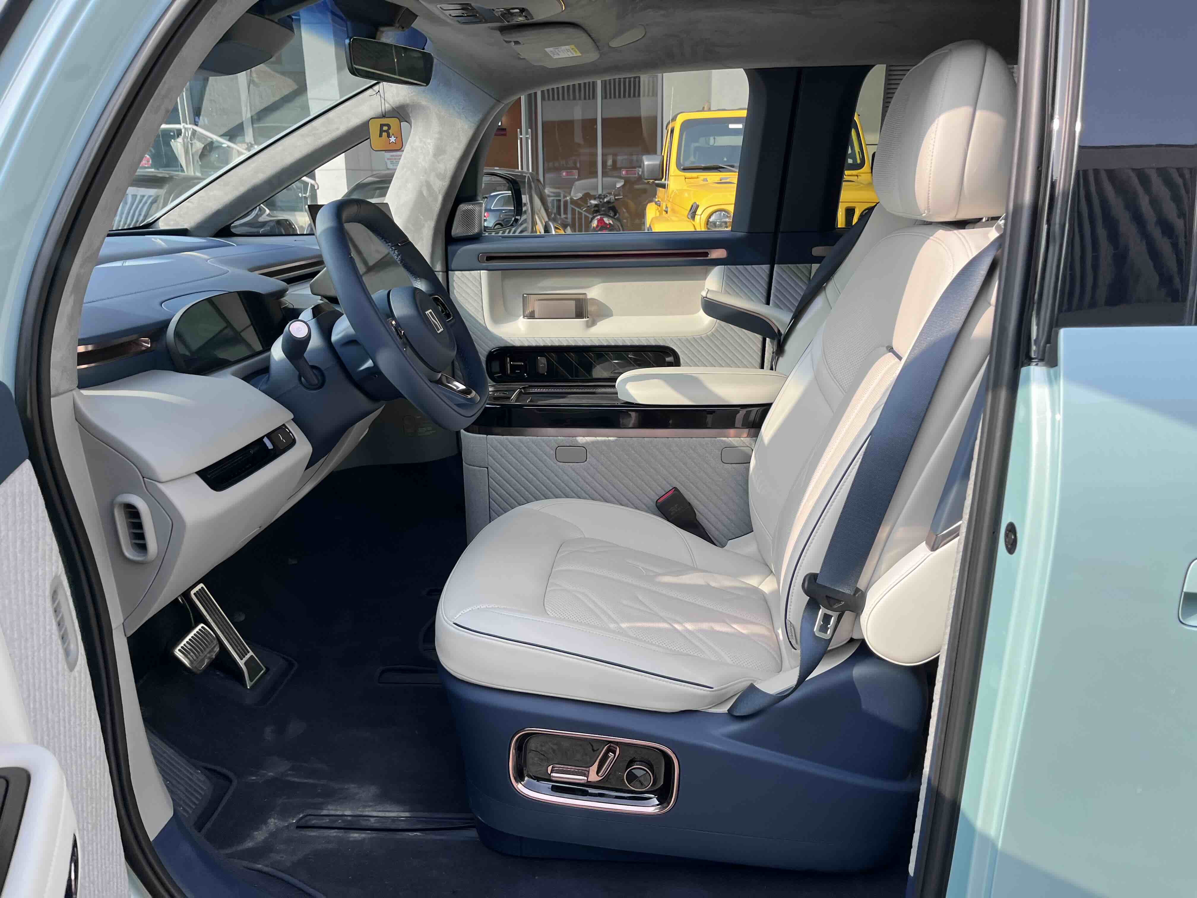 极氪 极氪MIX 2024 汽车图片 #9