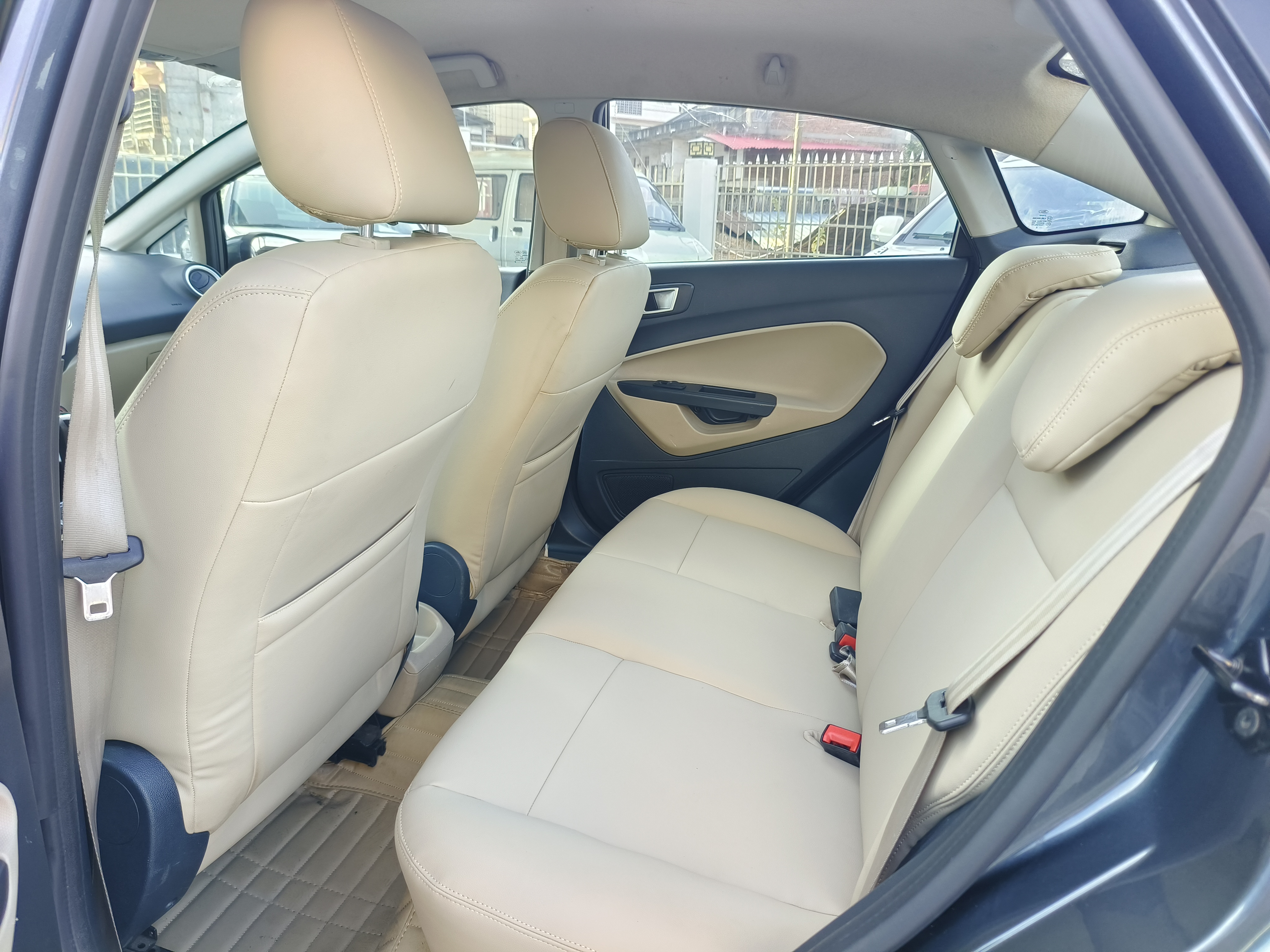 Ford Fiesta 2010 car image #9