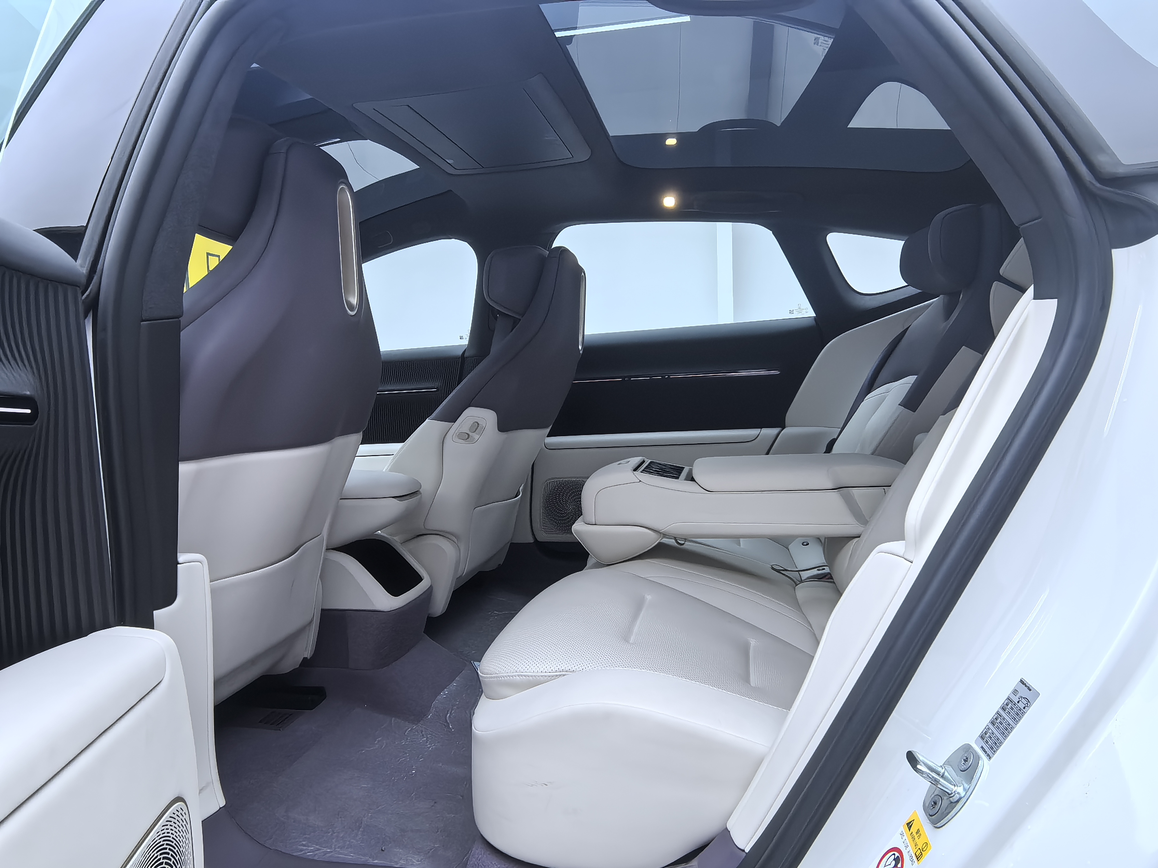 Avatr 12 2024 car image #9