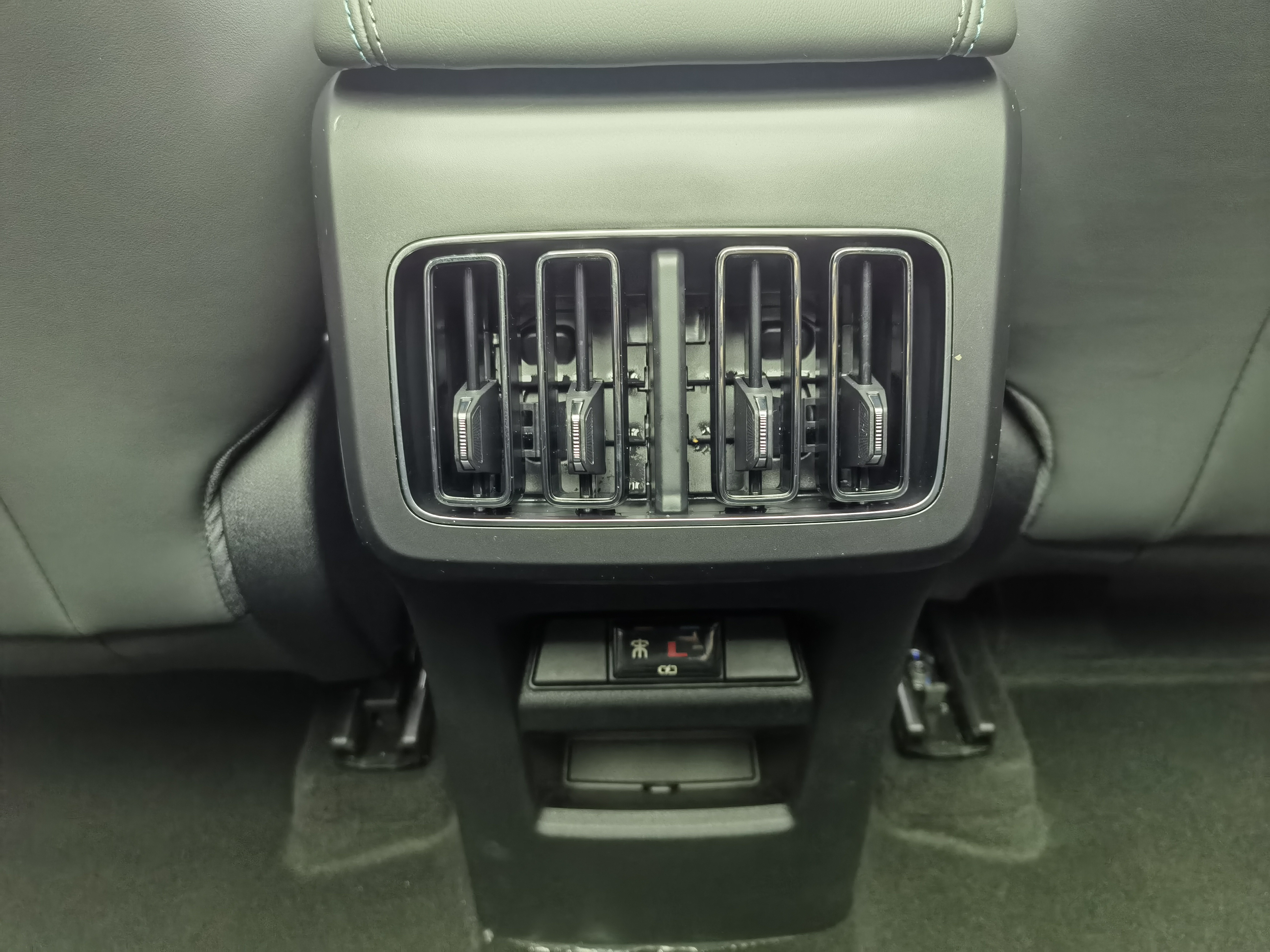 BYD SongL DM-i 2025 #9 BYD SongL DM-i 2025 car image #9