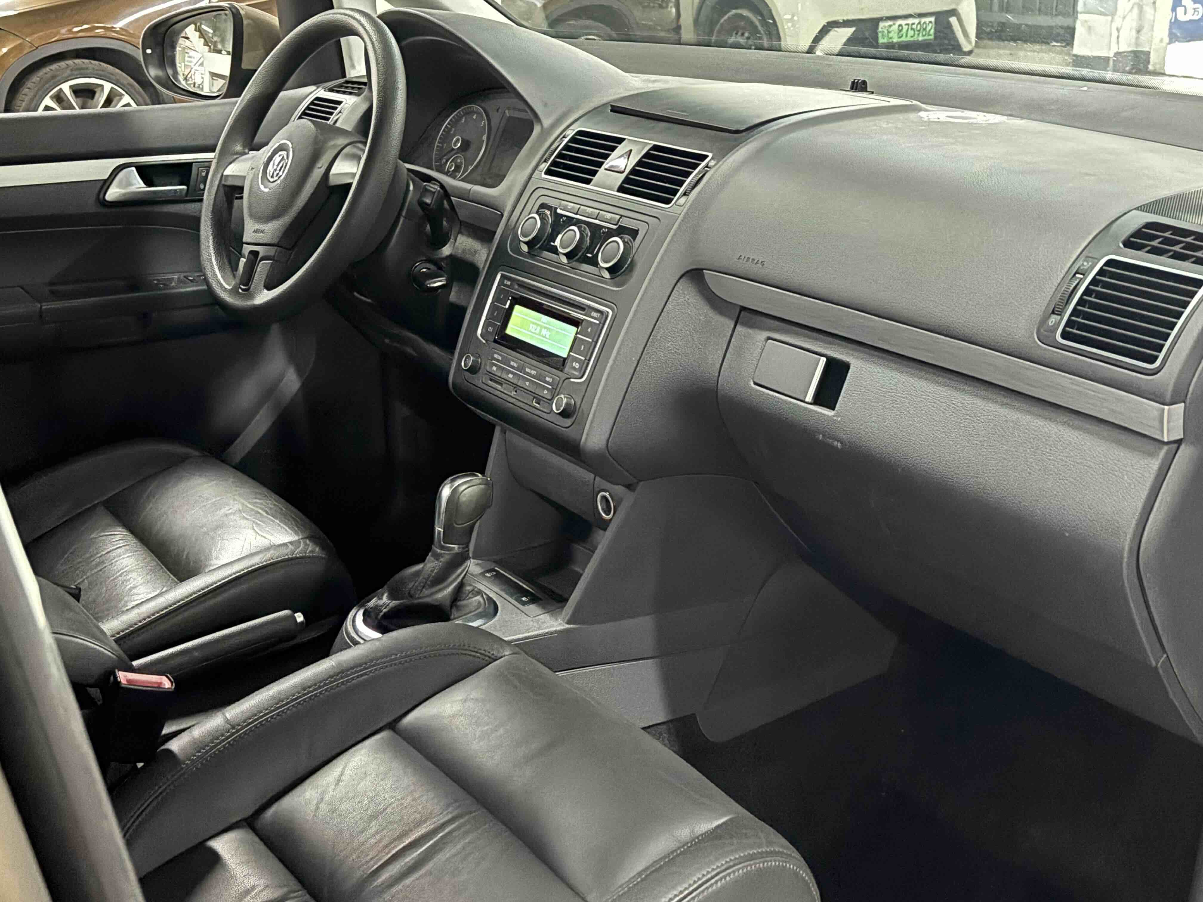 Volkswagen Touran 2016 car image #9