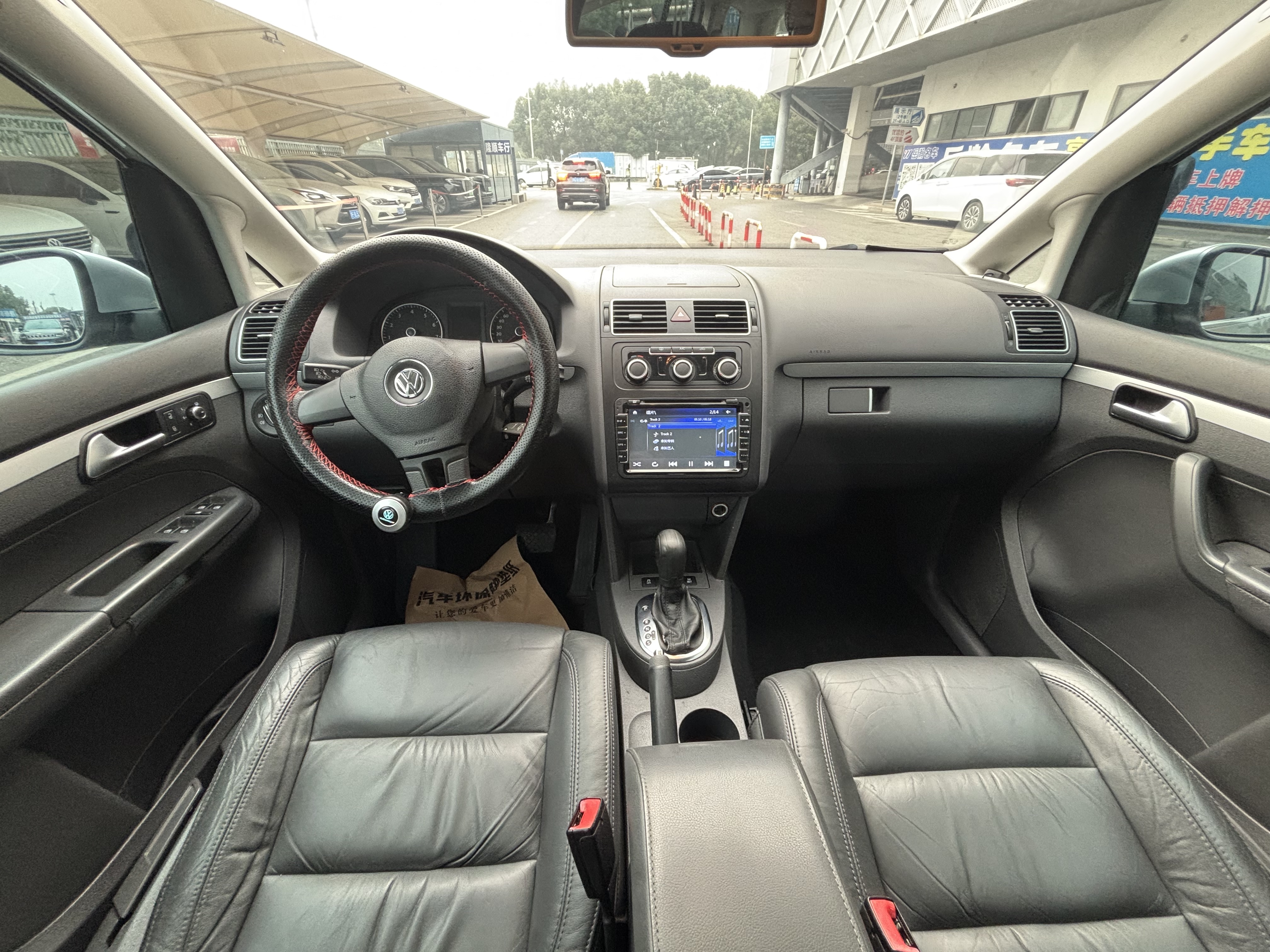 Volkswagen Touran 2015 car image #9