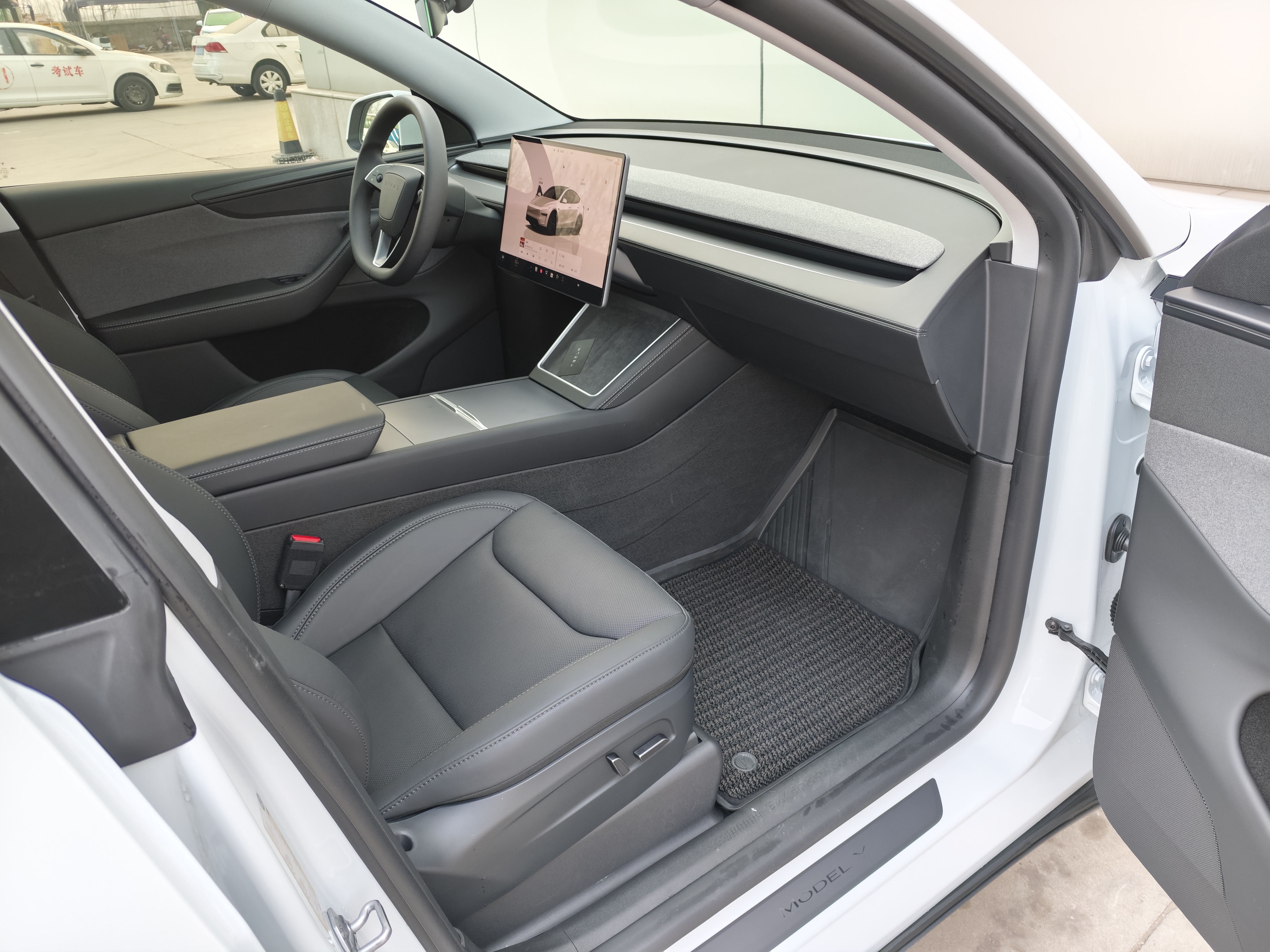 Tesla Model Y 2025 #9 Tesla Model Y 2025 car image #9